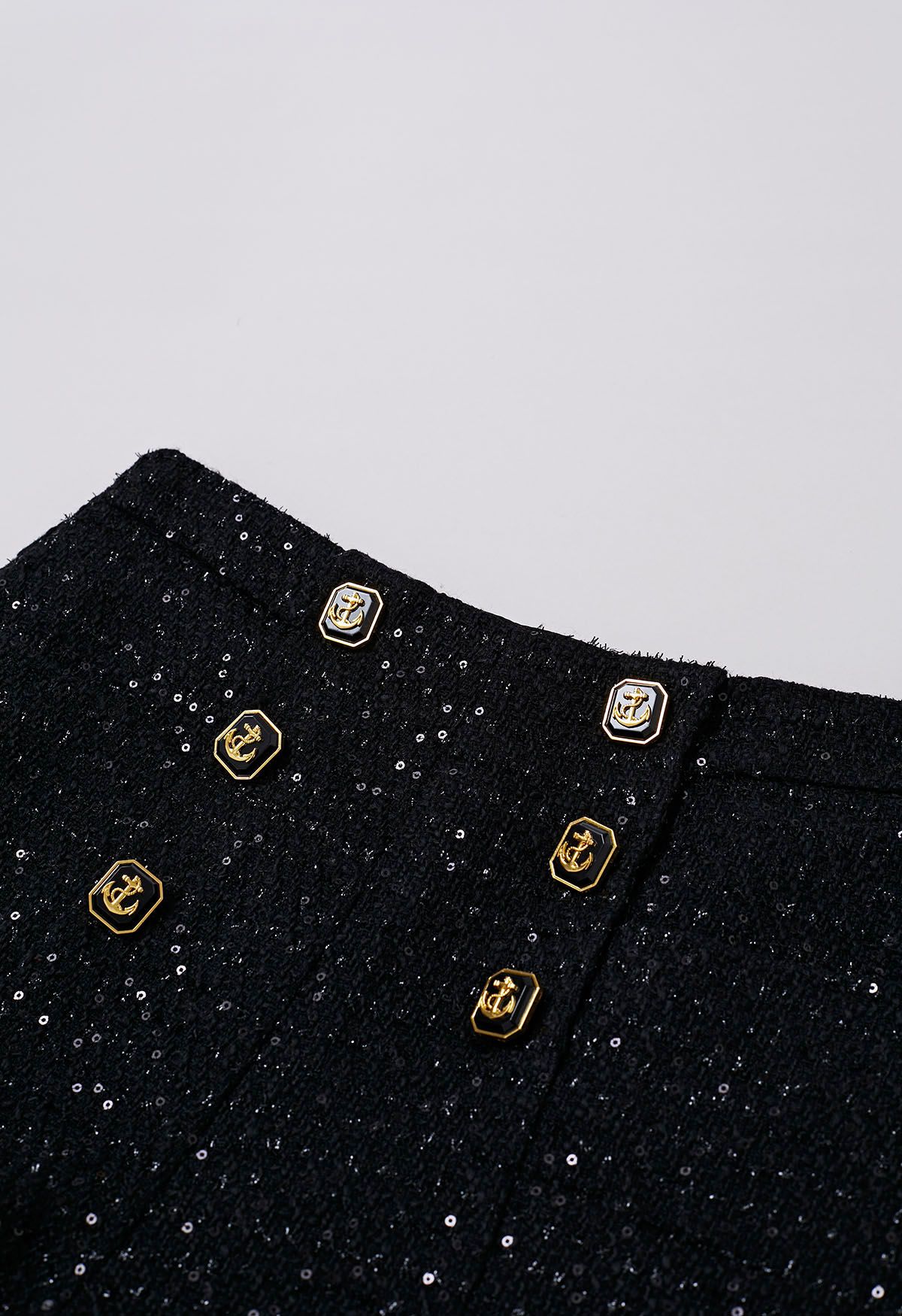Shorts de tweed con lentejuelas y decoración de botones en negro