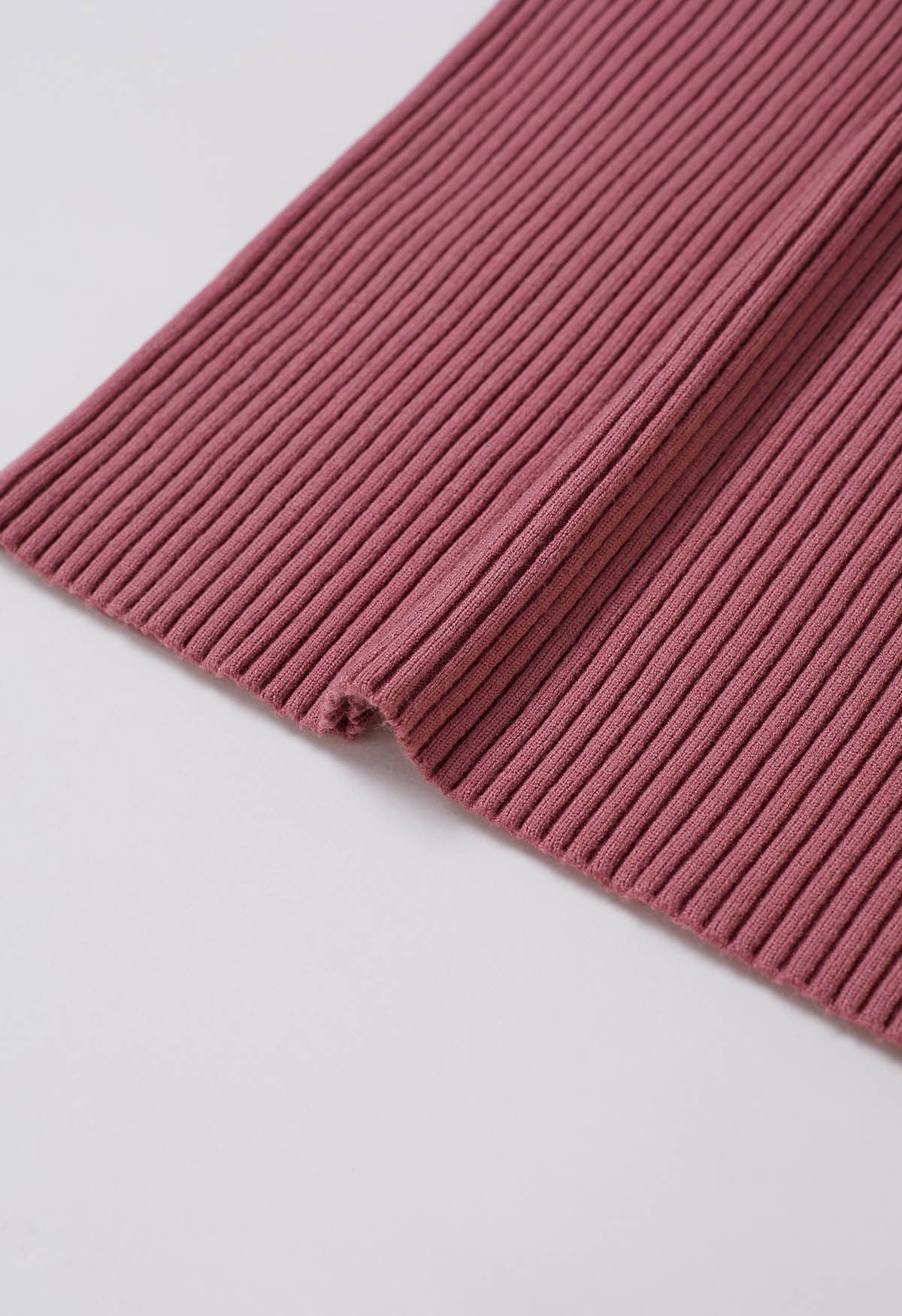 Jersey versátil de punto acanalado con cuello alto en color baya