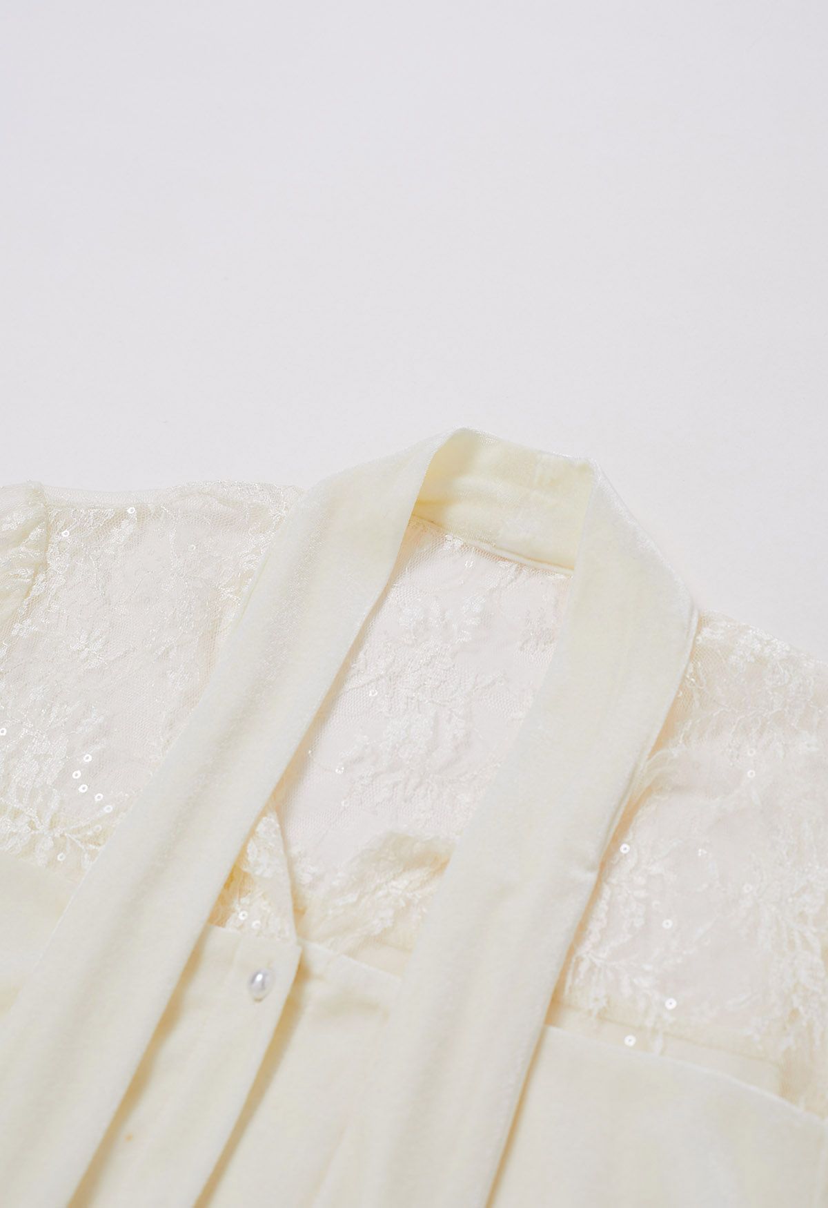 Camisa de terciopelo con lazo empalmado y encaje floral en color crema