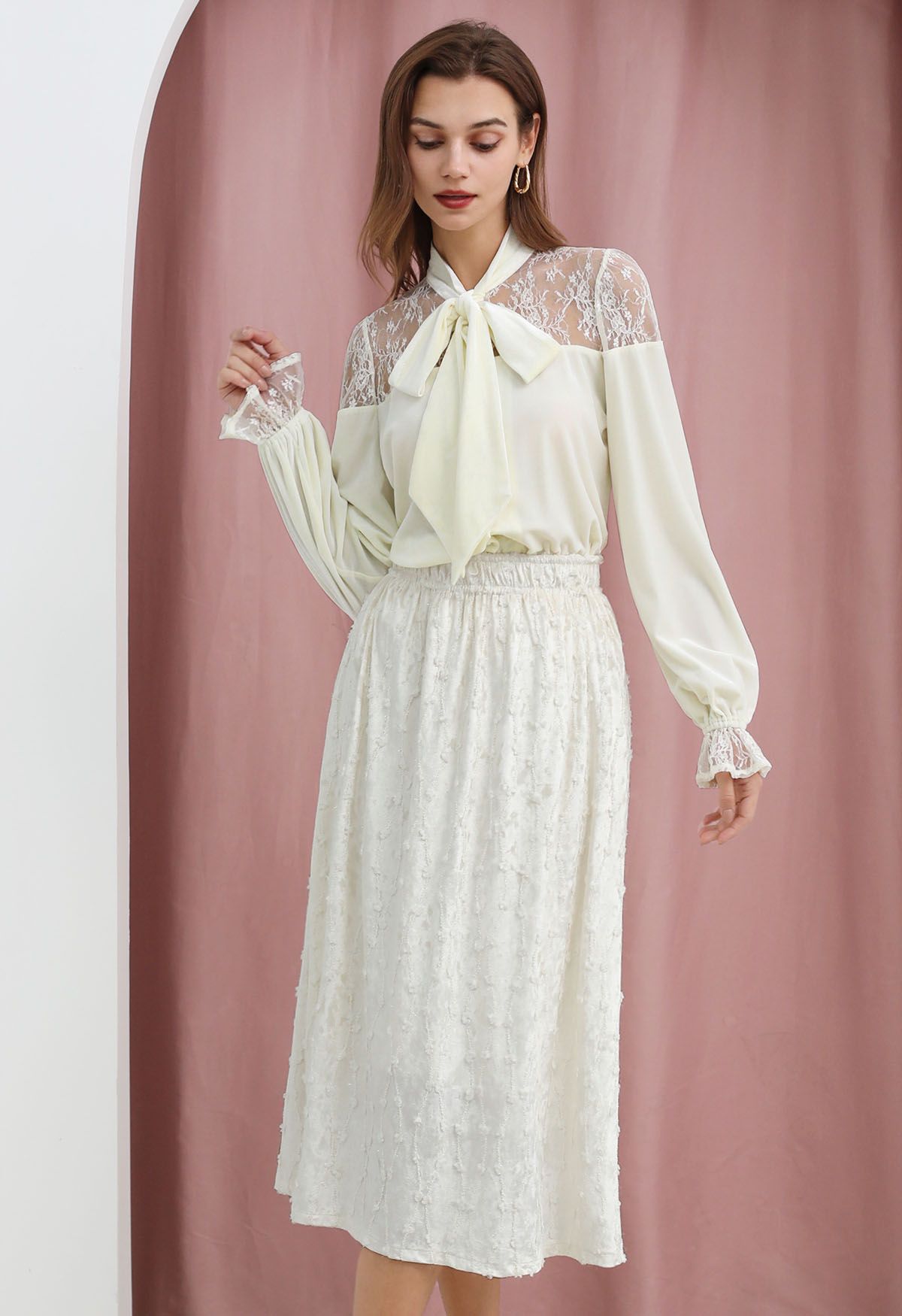 Falda midi de terciopelo con flecos brillantes y 3D Floret en blanco