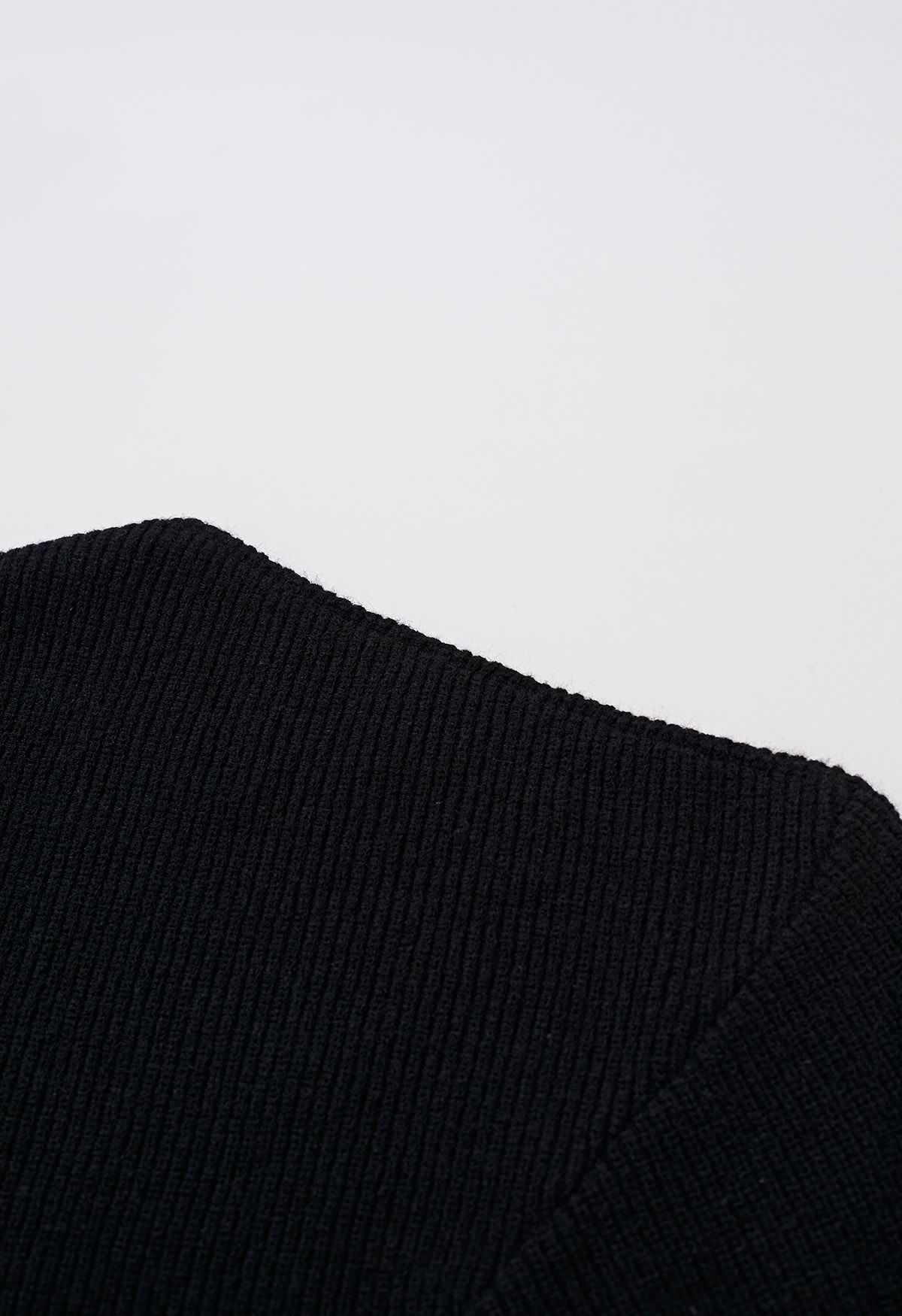Jersey asimétrico de punto acanalado con bufanda con borlas en negro