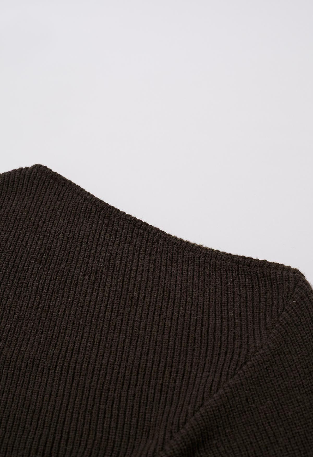 Jersey asimétrico de punto acanalado con bufanda con borlas en marrón