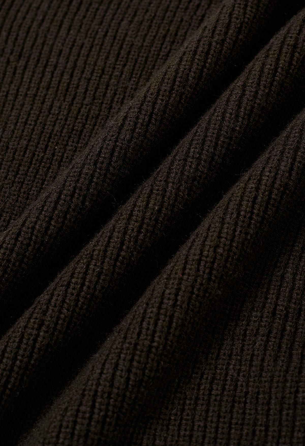Jersey asimétrico de punto acanalado con bufanda con borlas en marrón