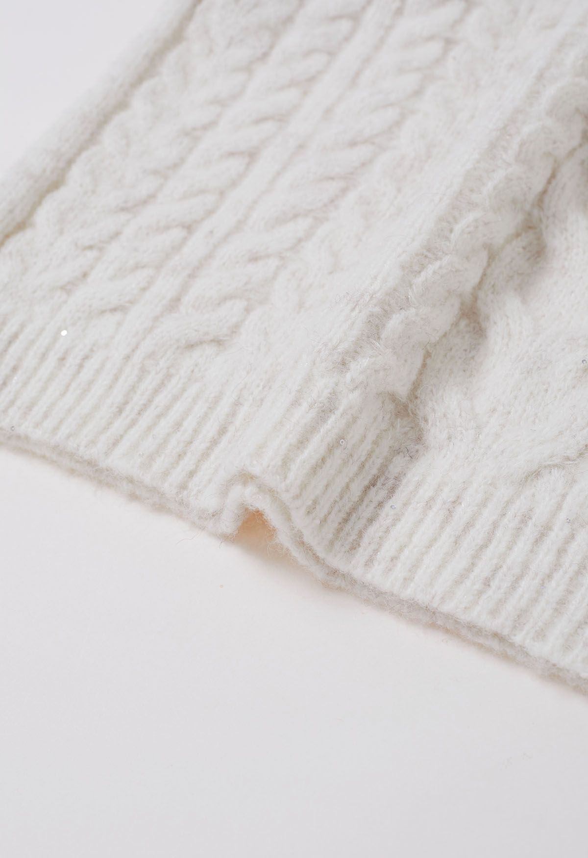 Suéter de punto de cable con lentejuelas y cuello alto en blanco