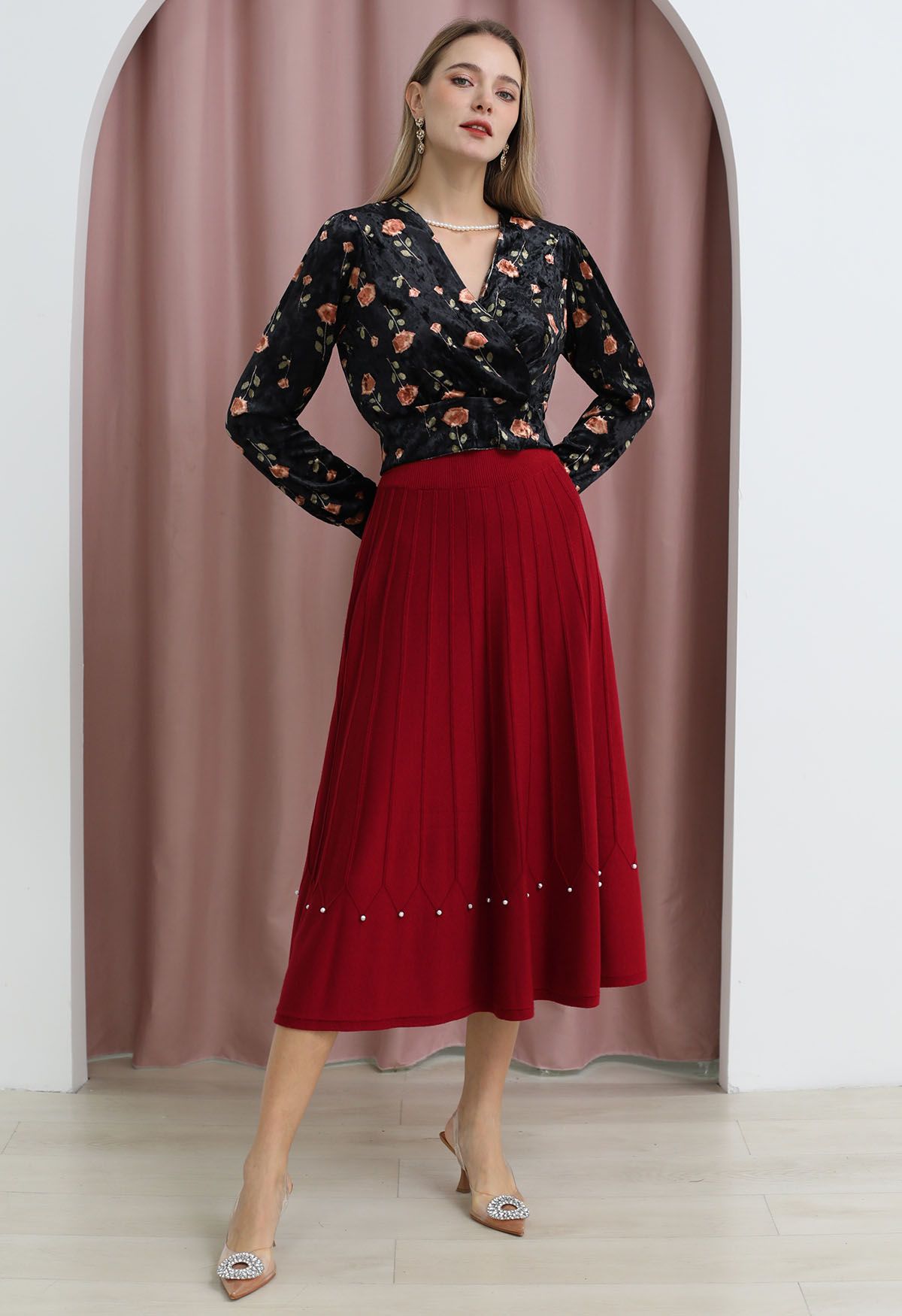 Falda midi de punto con costuras adornadas con cuentas plateadas en rojo