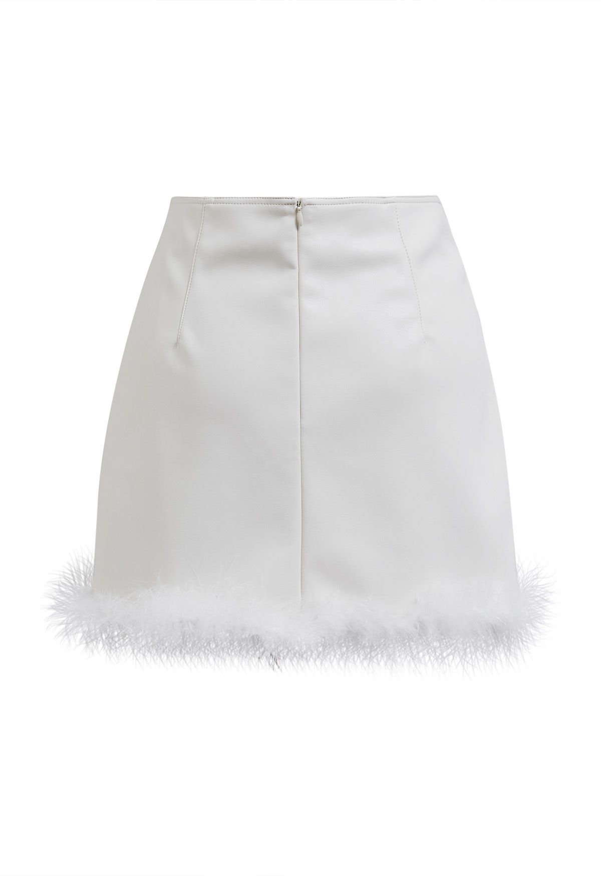 Minifalda de piel sintética con dobladillo de plumas en blanco