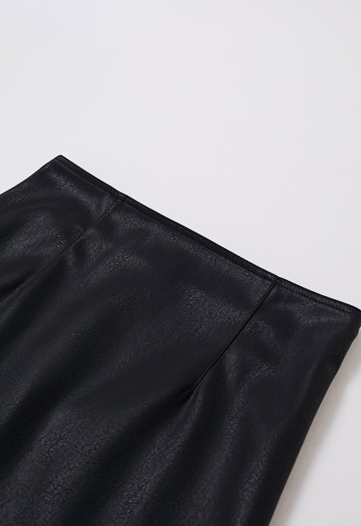 Minifalda de cuero sintético con dobladillo de plumas en negro