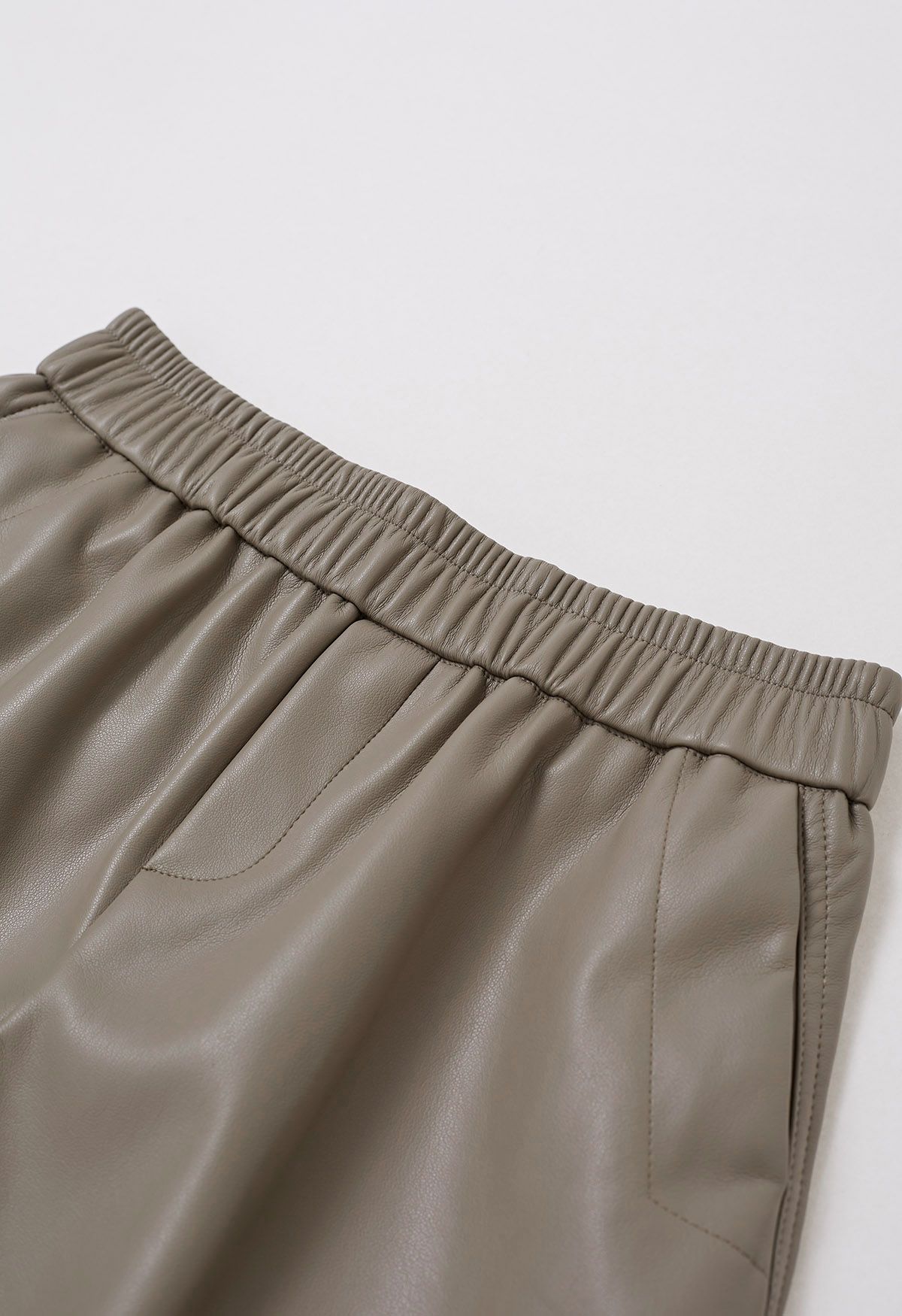 Shorts de piel sintética con dobladillo en contraste en color topo
