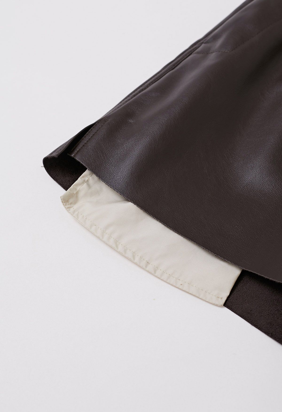 Shorts de piel sintética con dobladillo en contraste en marrón