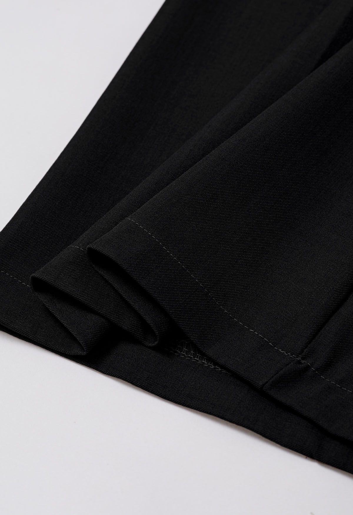 Pantalones rectos con bolsillos laterales y cinturón fijo en negro