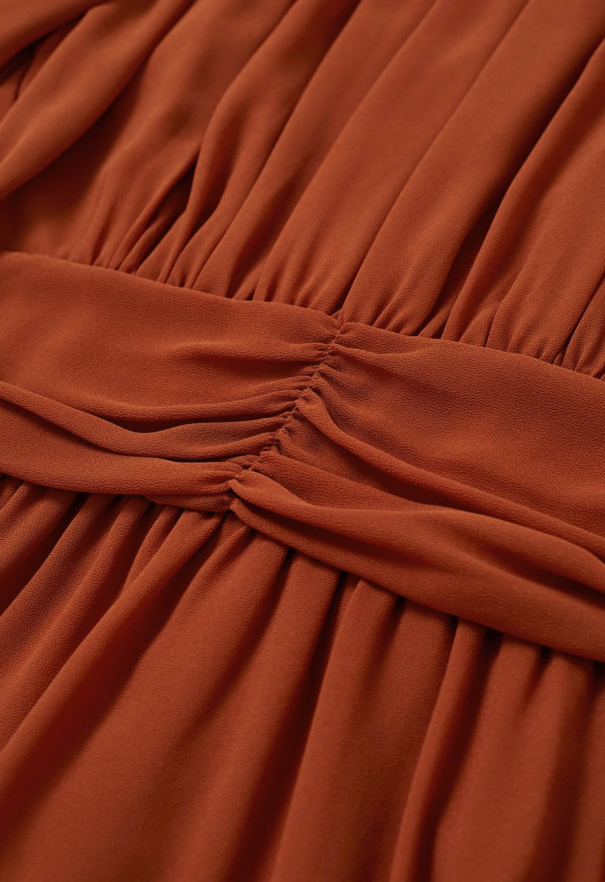 Vestido de gasa aireado con cintura fruncida y cuello simulado en naranja