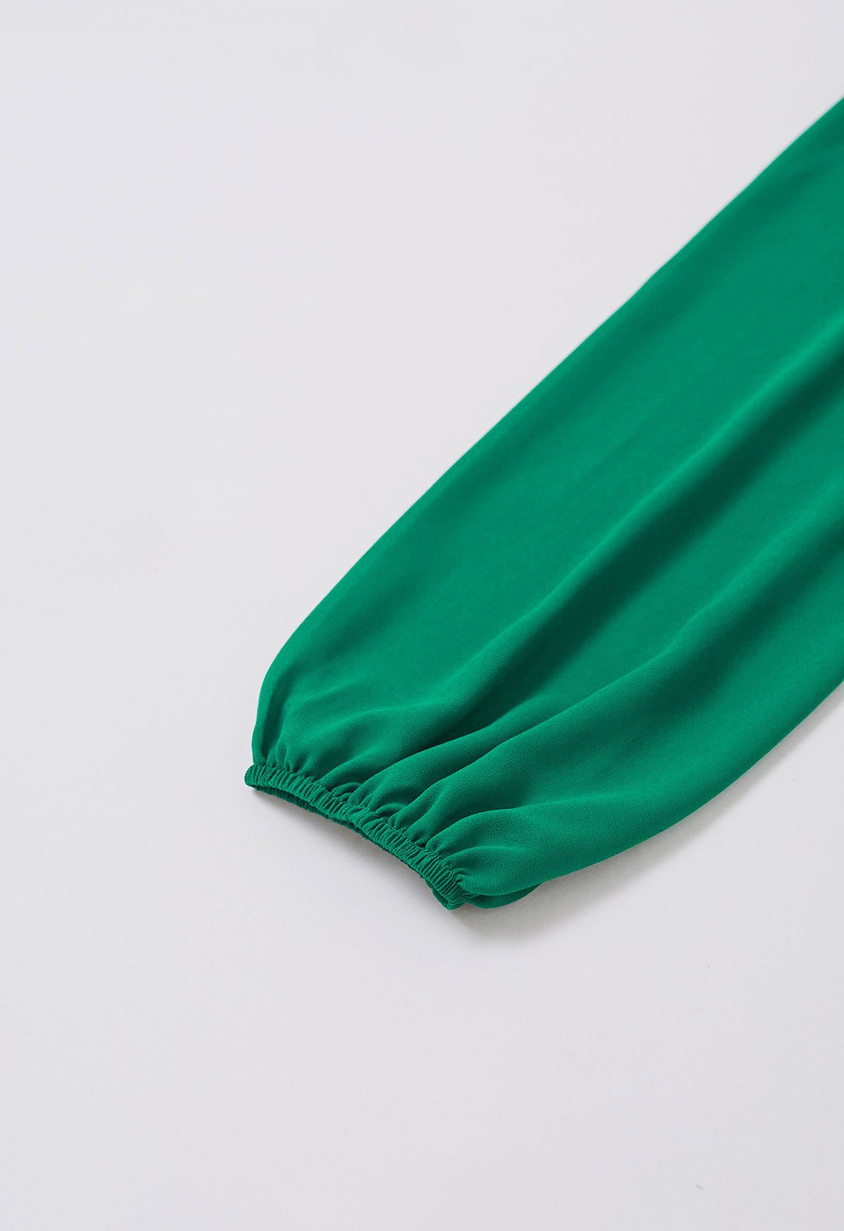Vestido de gasa aireado con cintura fruncida y cuello simulado en verde