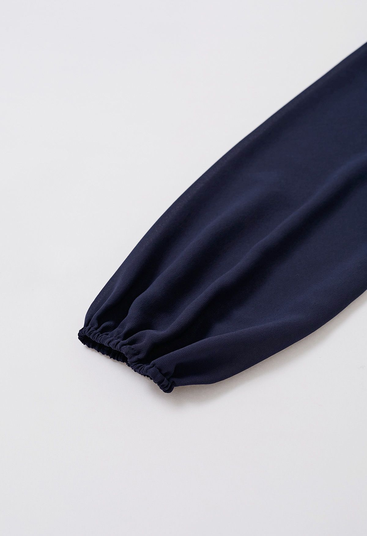 Vestido de gasa aireado con cintura fruncida y cuello simulado en azul marino