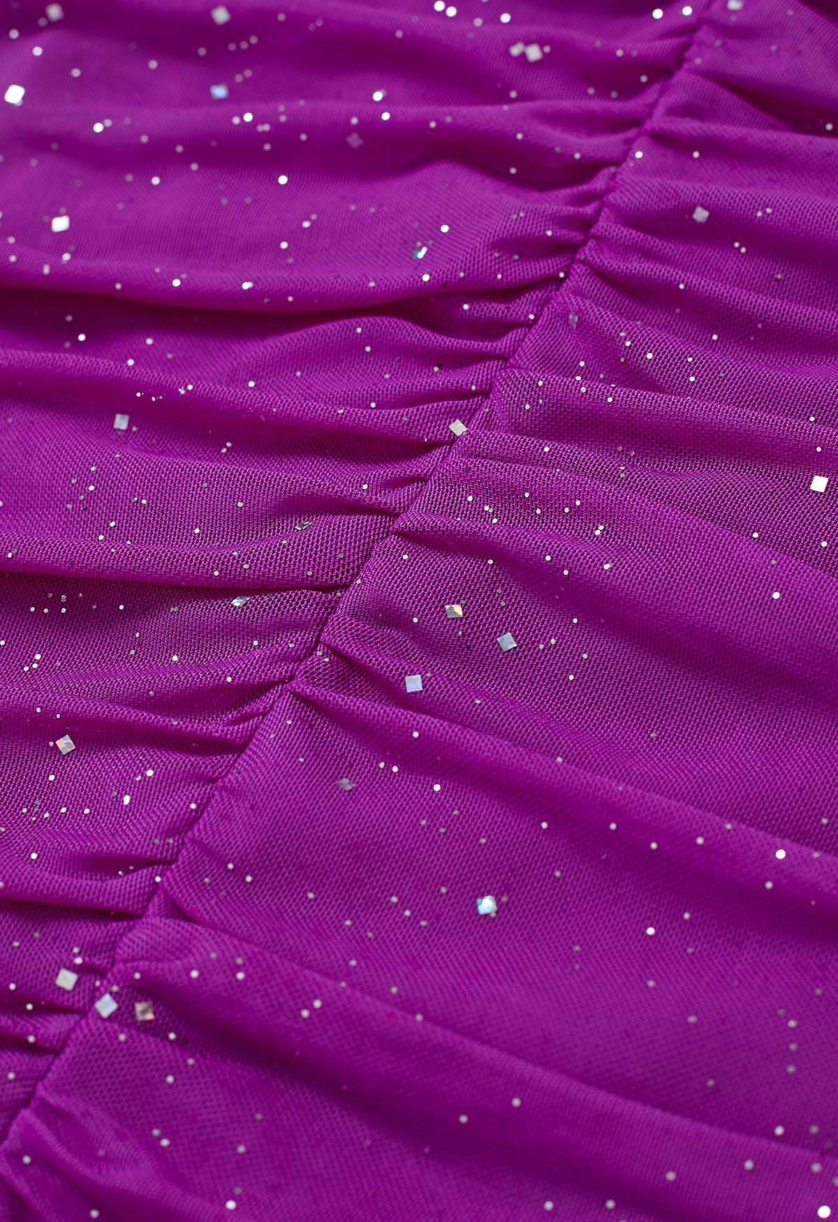 Minivestido ajustado de malla fruncida con cuello en V y purpurina en magenta