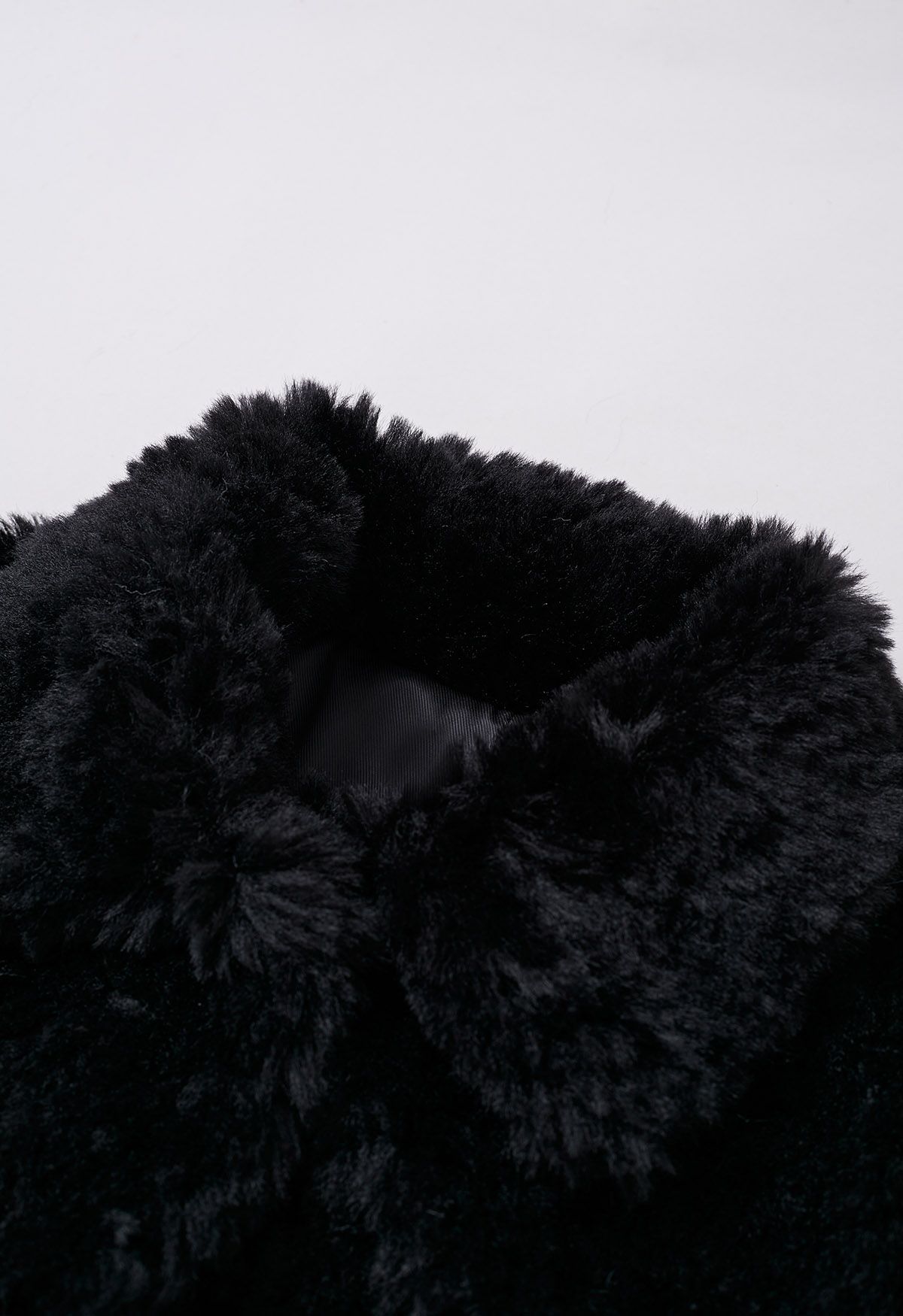 Abrigo corto con cuello de piel sintética en negro