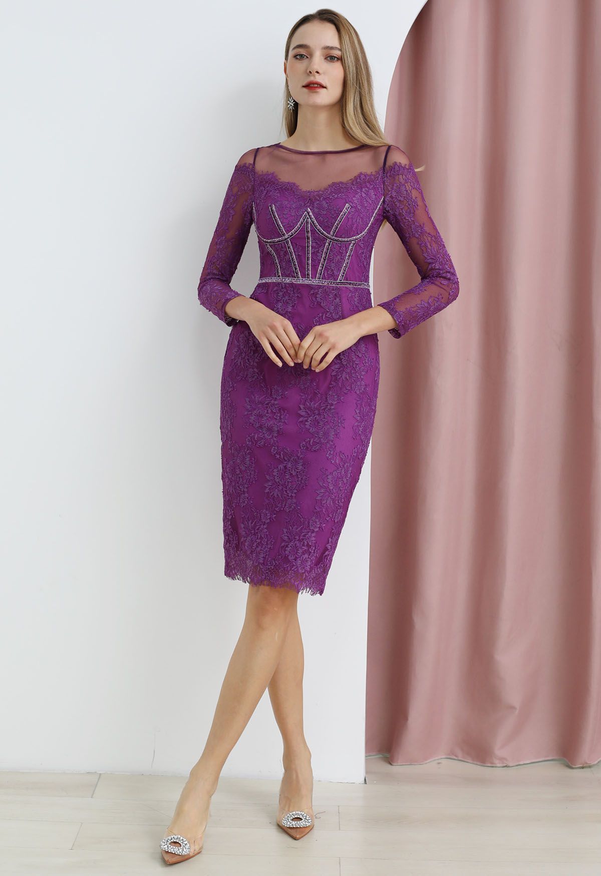 Vestido midi ajustado de encaje violeta delicado