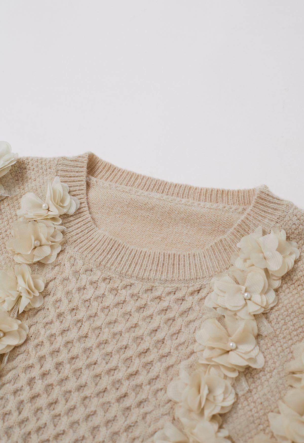 Suéter de punto nacarado con flores 3D en arena