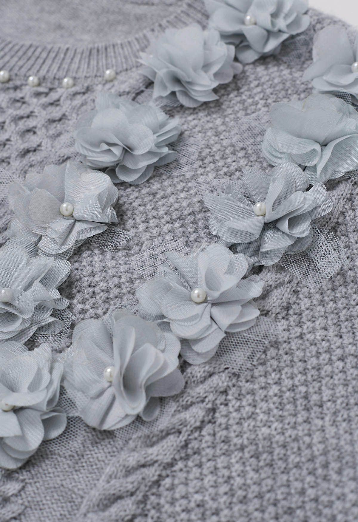 Suéter de punto nacarado con flores 3D en gris