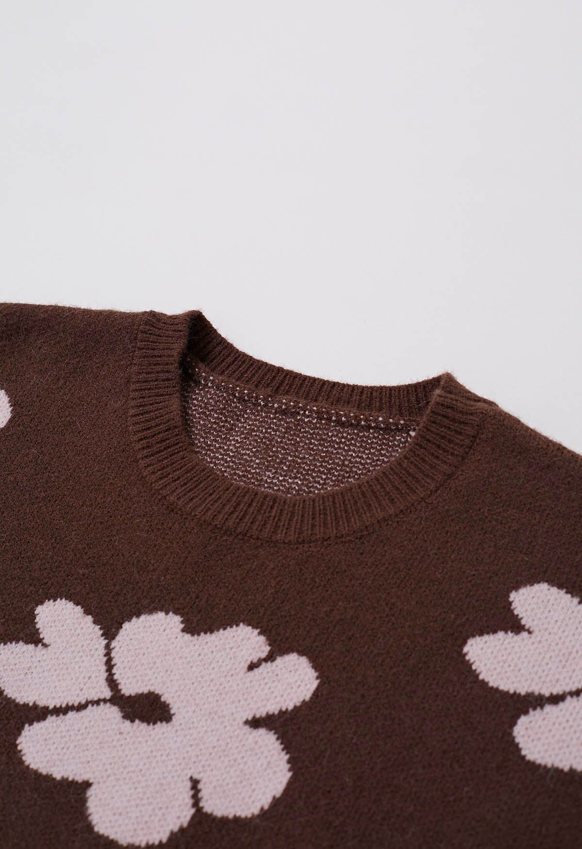 Suéter de punto con estampado de flores en contraste en marrón