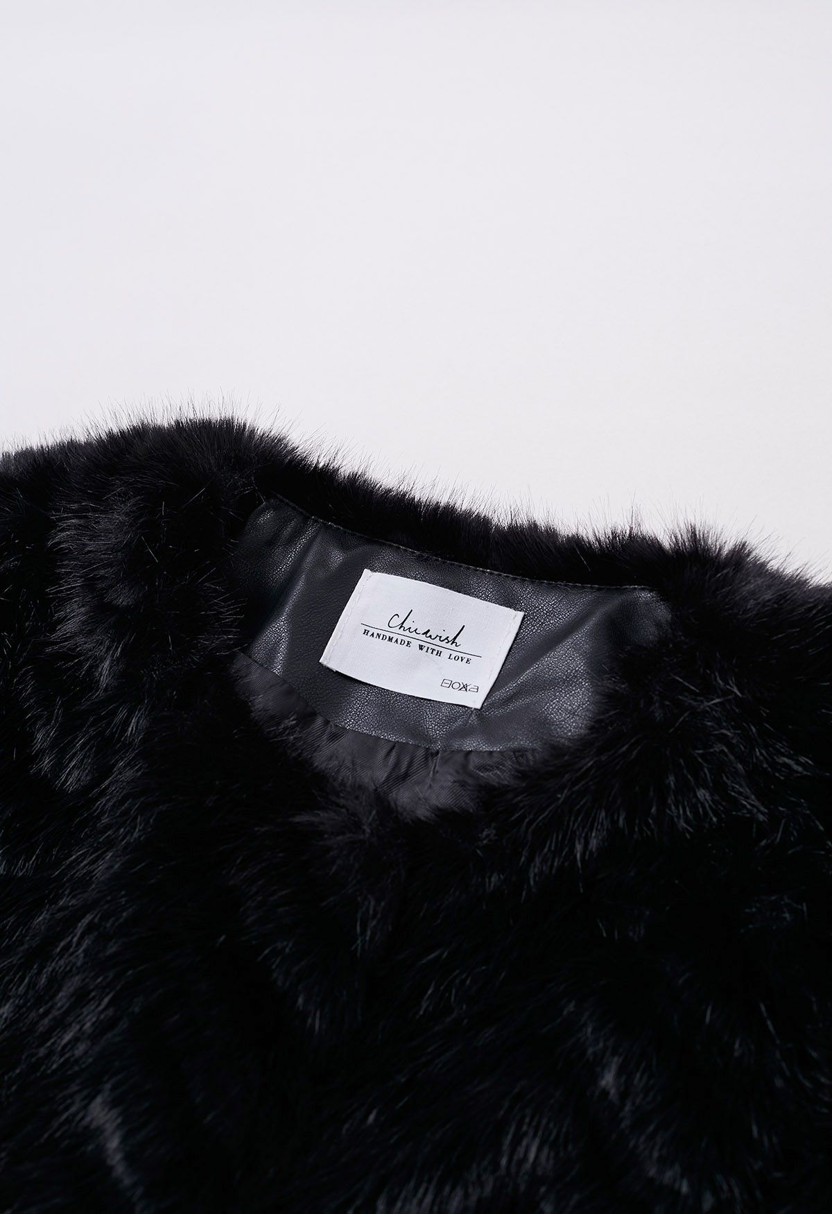 Abrigo elegante de piel sintética en negro