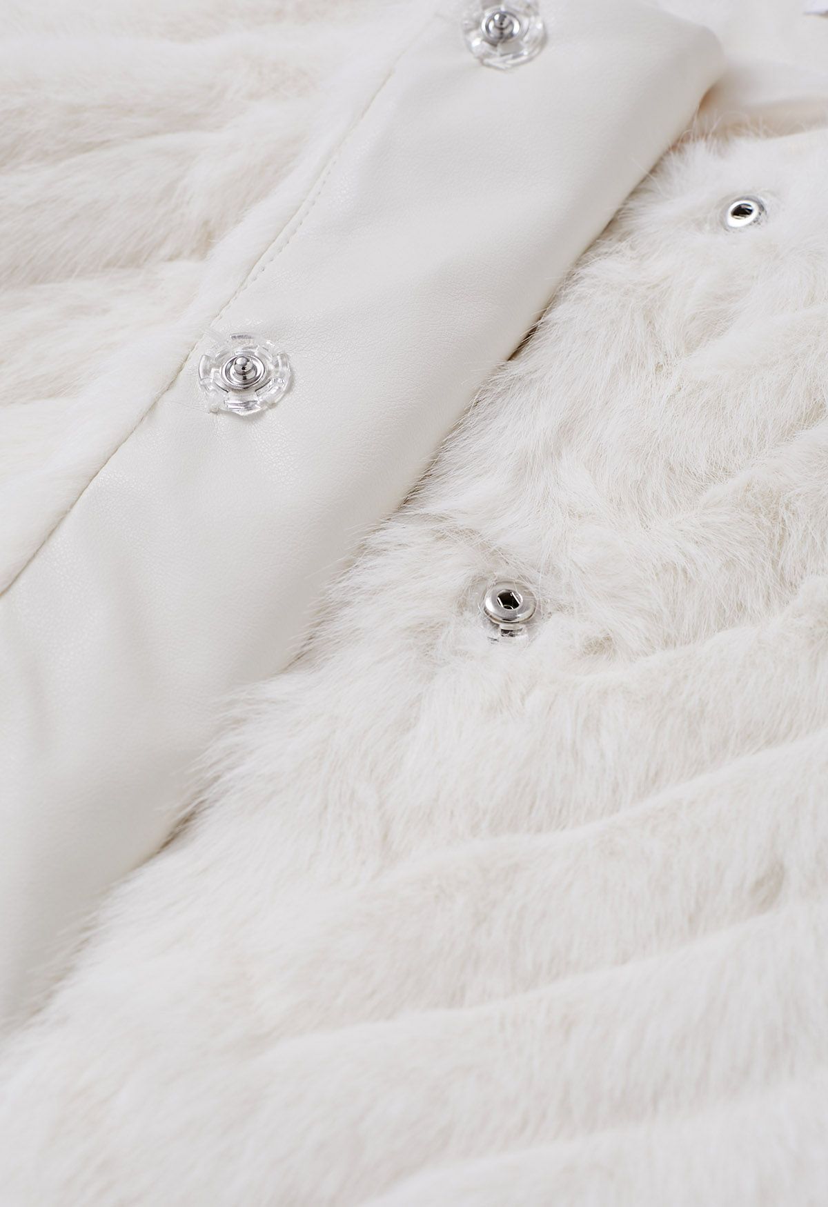 Elegante abrigo de piel sintética en blanco