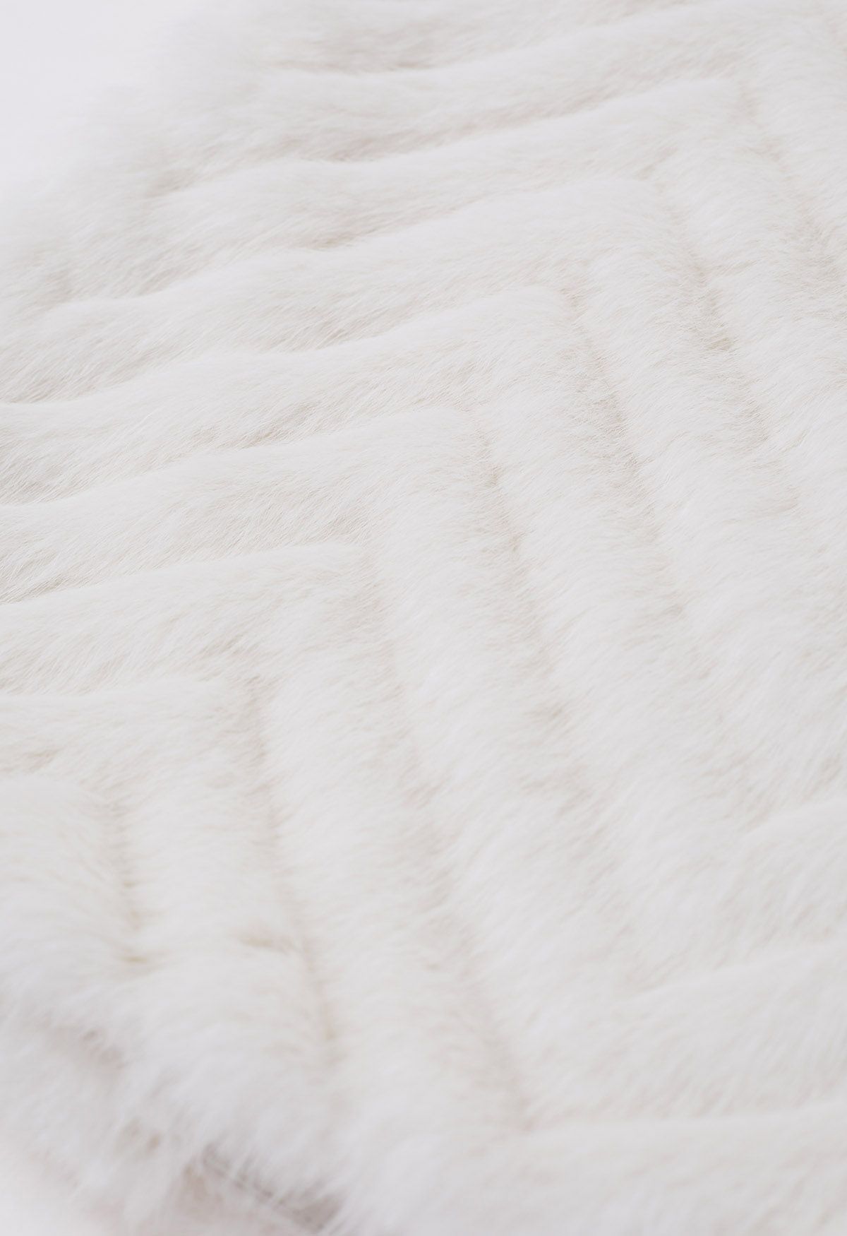 Elegante abrigo de piel sintética en blanco