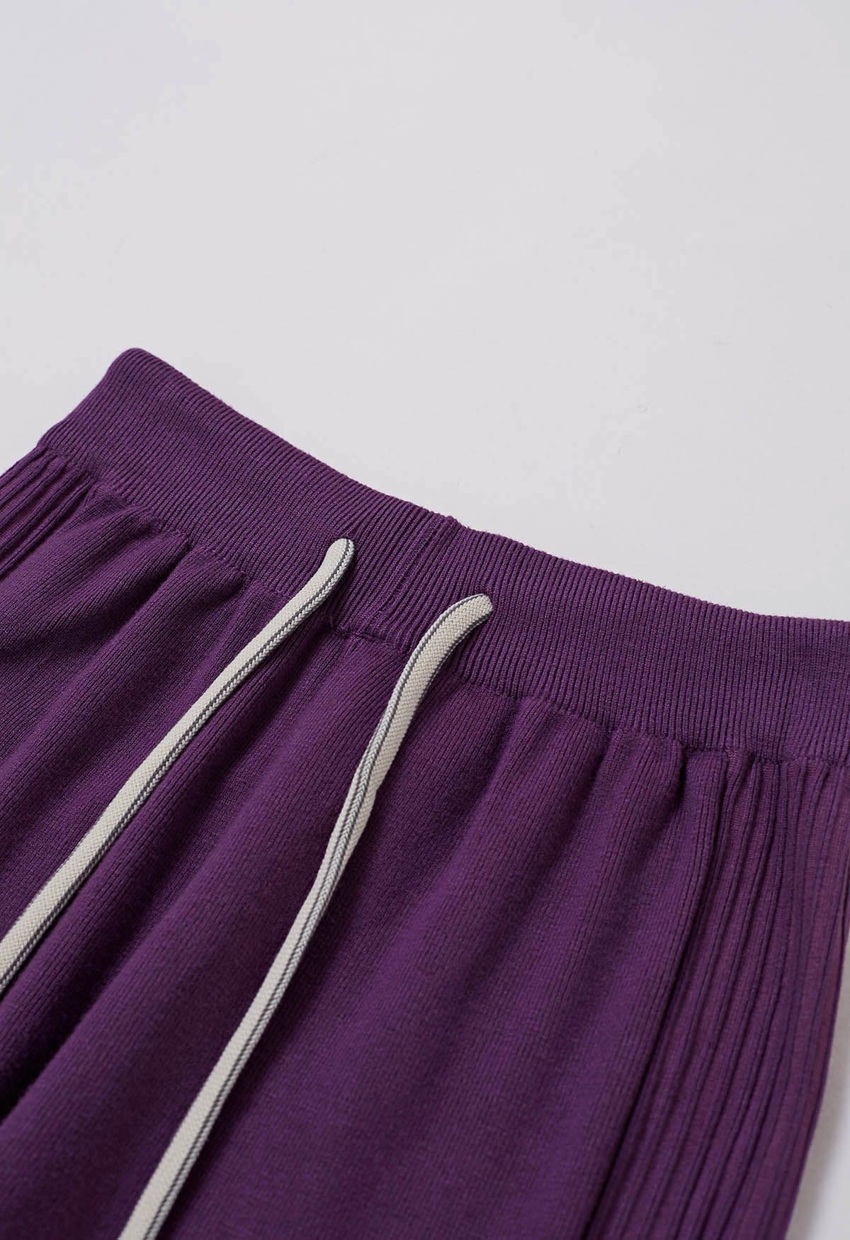 Pantalones de punto con cintura con cordón y detalle de canalé en morado