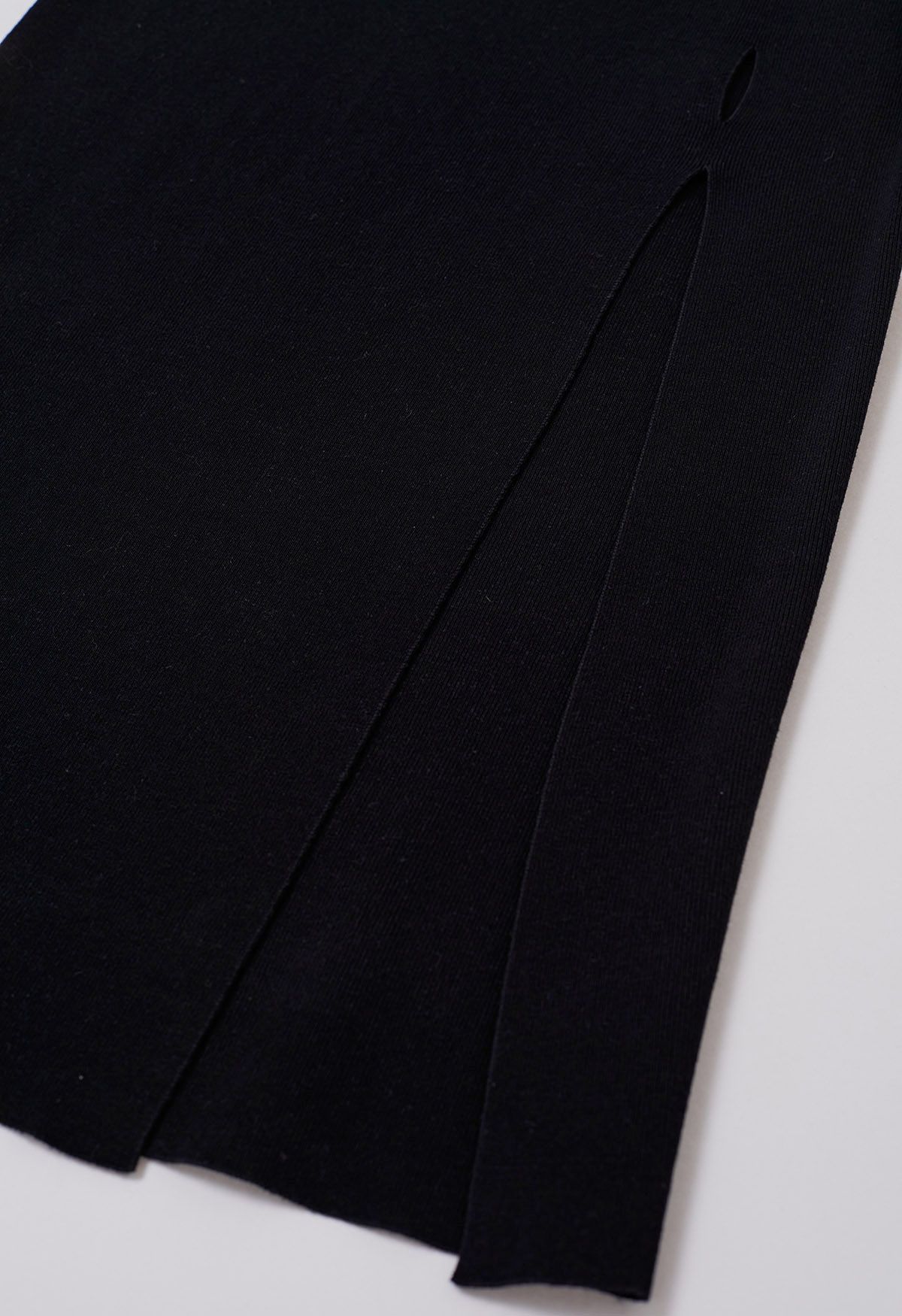 Falda midi de punto con abertura lateral y abertura en negro