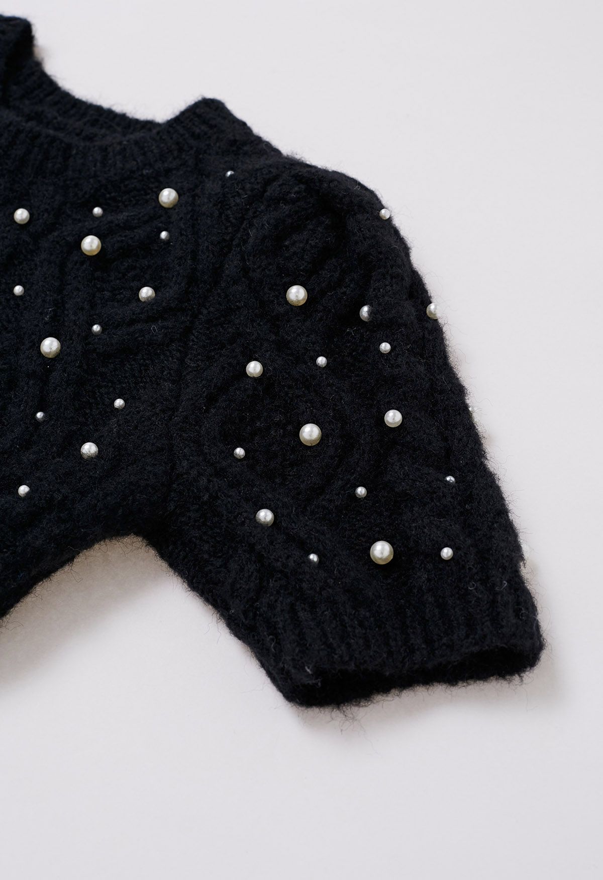 Suéter de punto de ochos de manga corta nacarado en negro