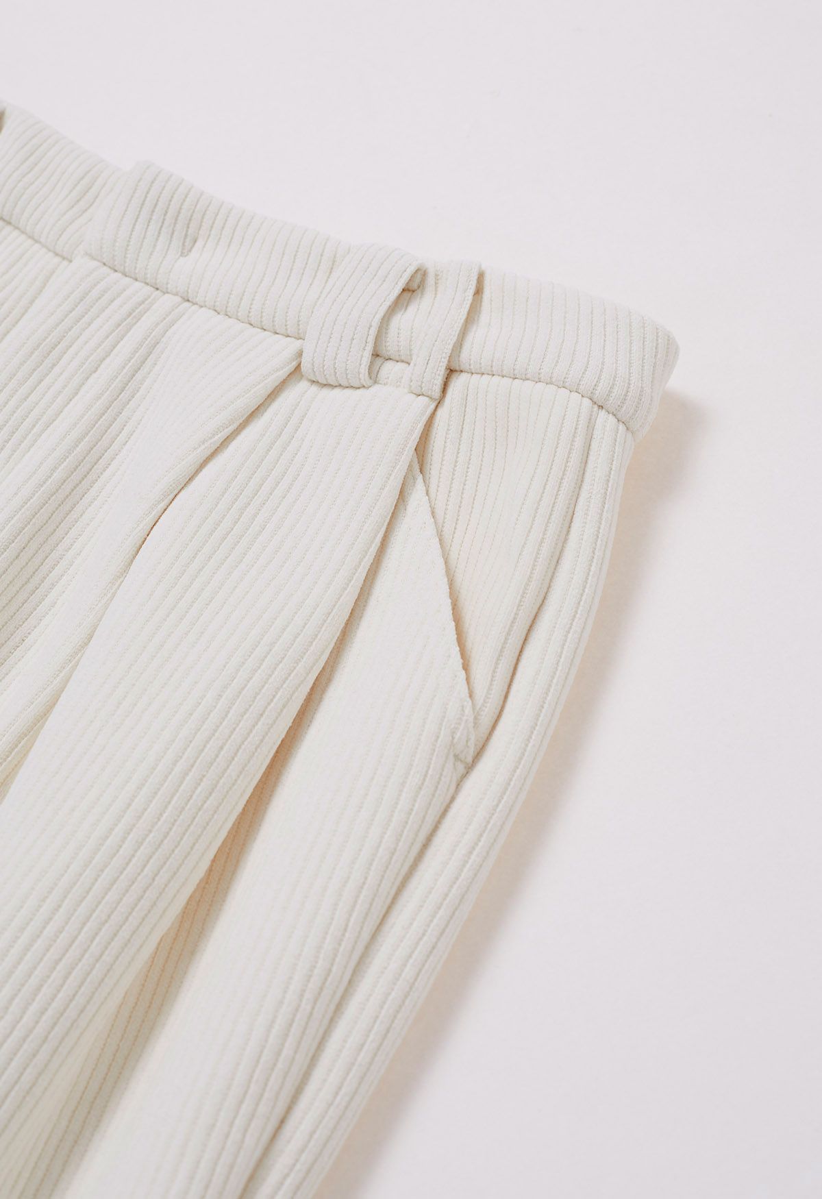 Pantalones rectos de pana con cinturón y forro polar en blanco