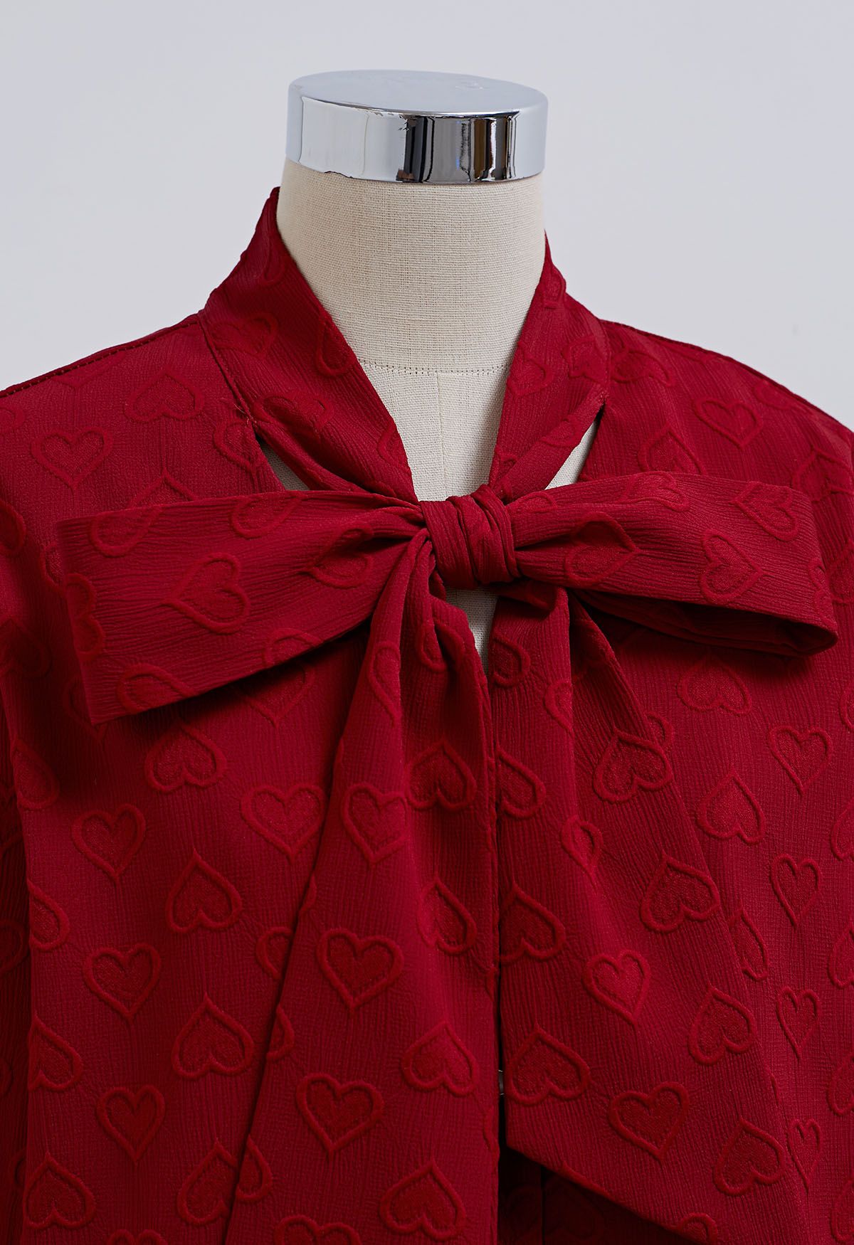 Camisa con botones y escote con lazo en forma de corazón rojo de ensueño
