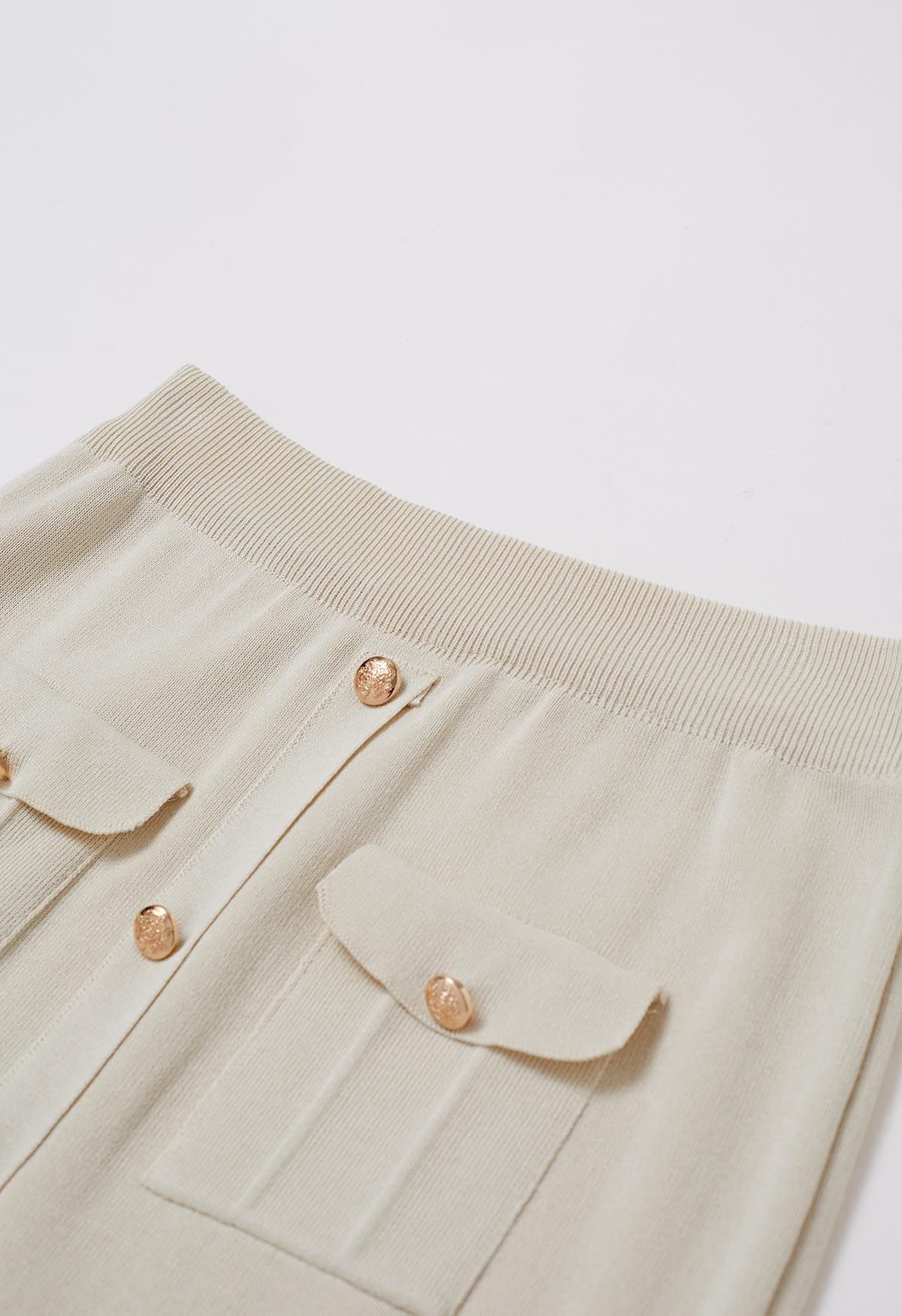 Conjunto de falda midi y top de punto con adornos de botones destacados en marfil