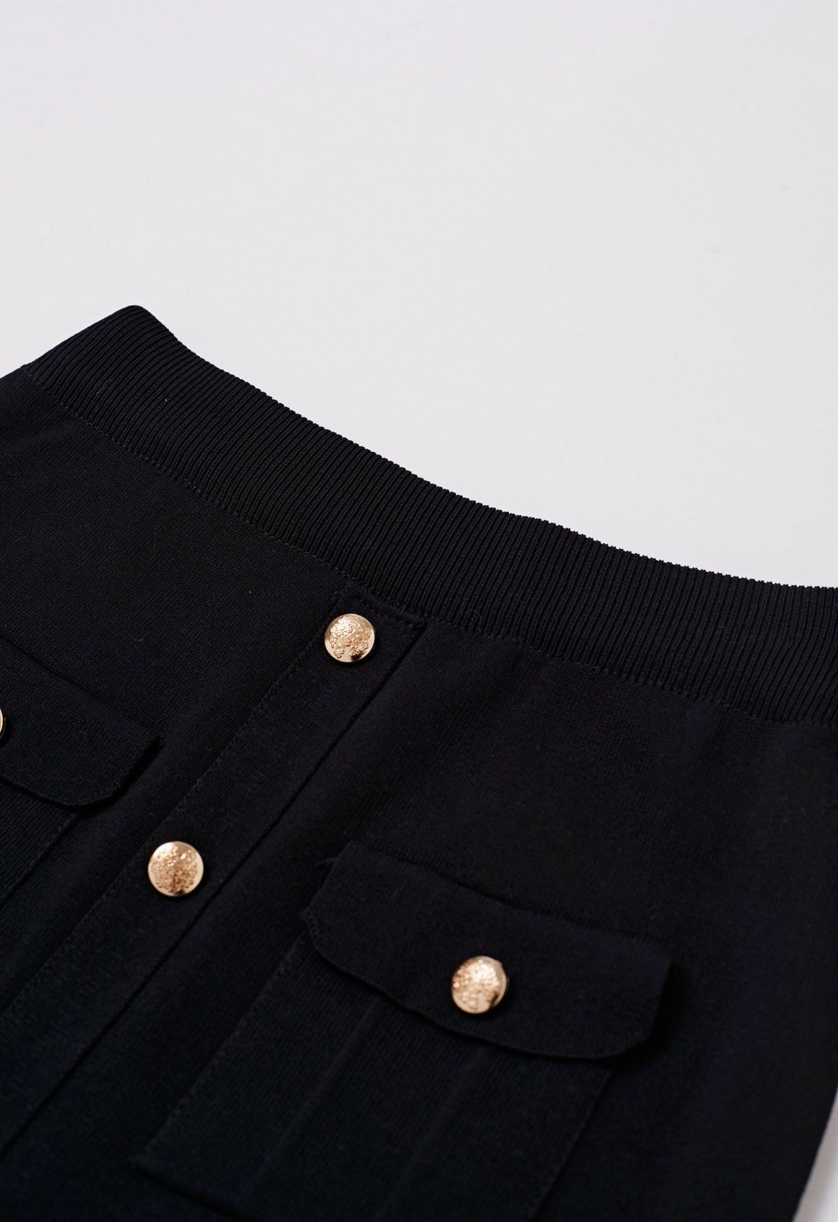 Conjunto de falda midi y top de punto con adornos de botones destacados en negro