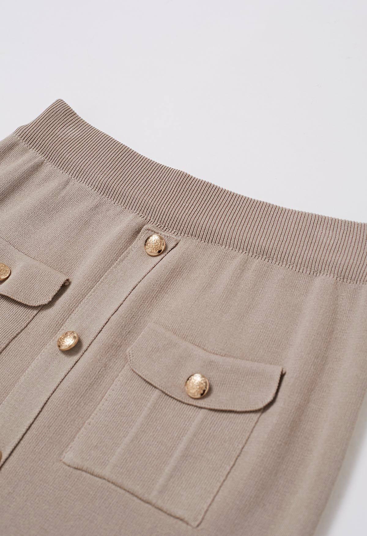 Conjunto de falda midi y top de punto con adornos de botones destacados en color topo