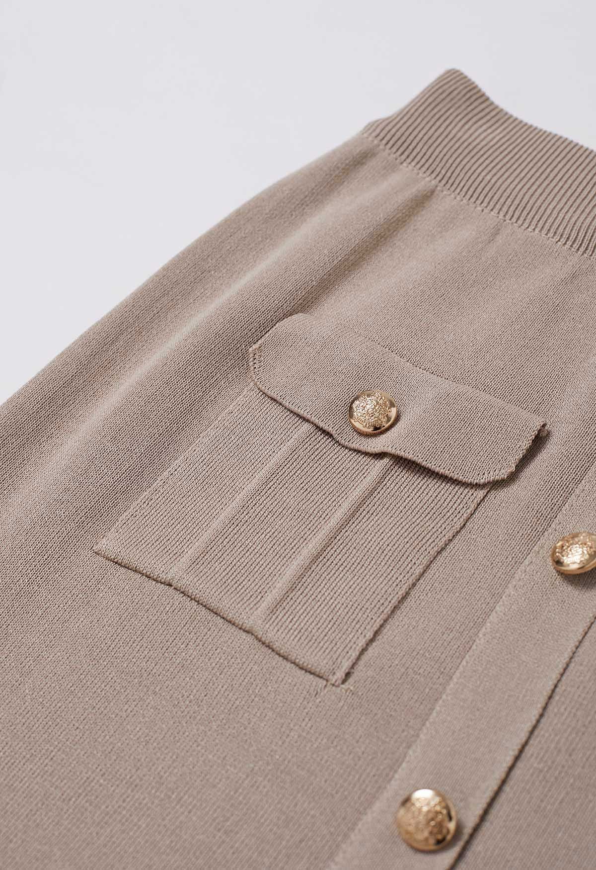 Conjunto de falda midi y top de punto con adornos de botones destacados en color topo