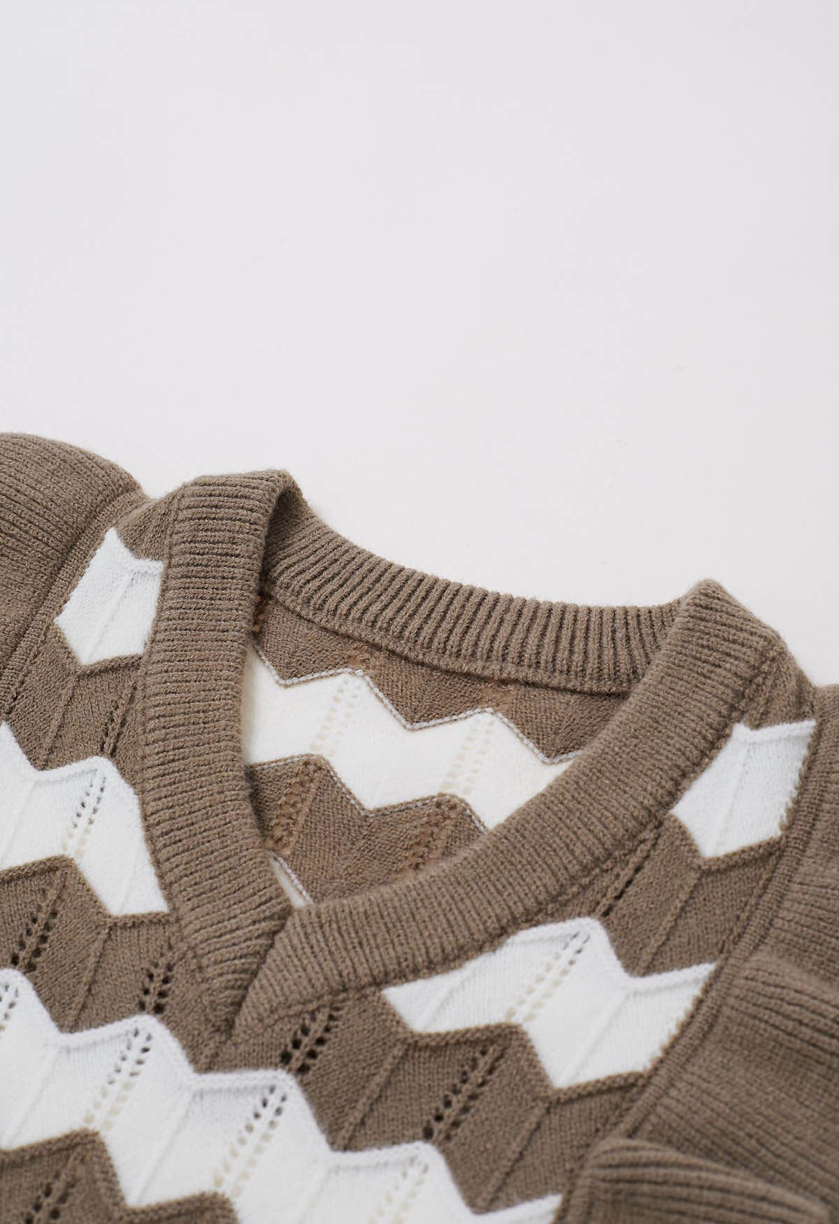 Suéter de punto con rayas onduladas y ribete de volantes en marrón
