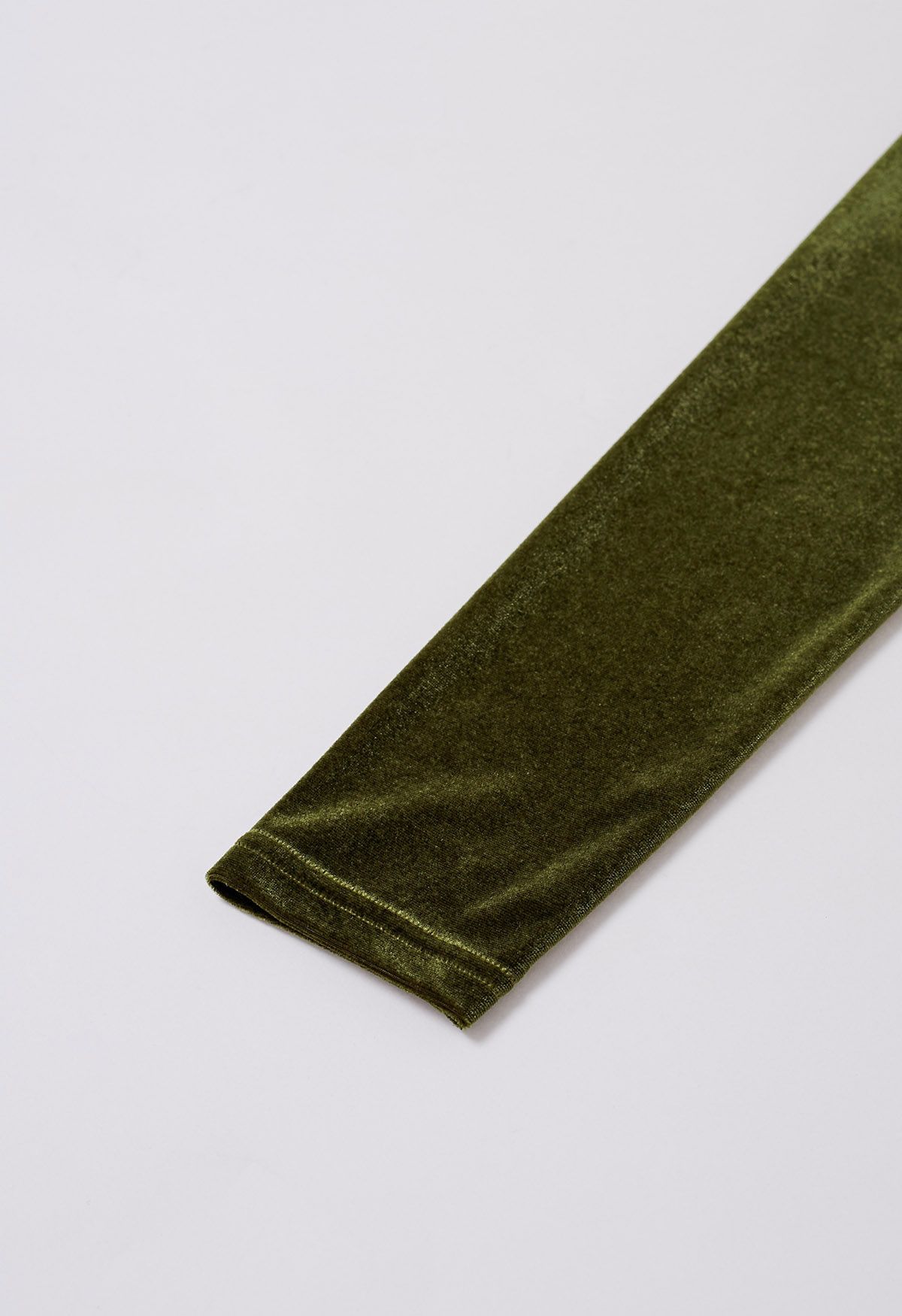 Top de terciopelo suave con cuello sobrepelliz en verde musgo