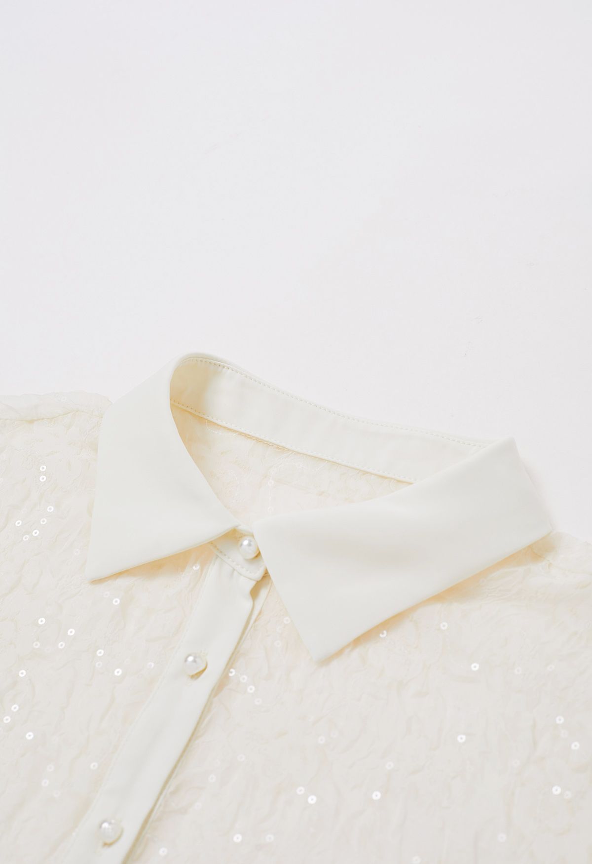 Camisa con botones de lentejuelas y malla floral en color crema
