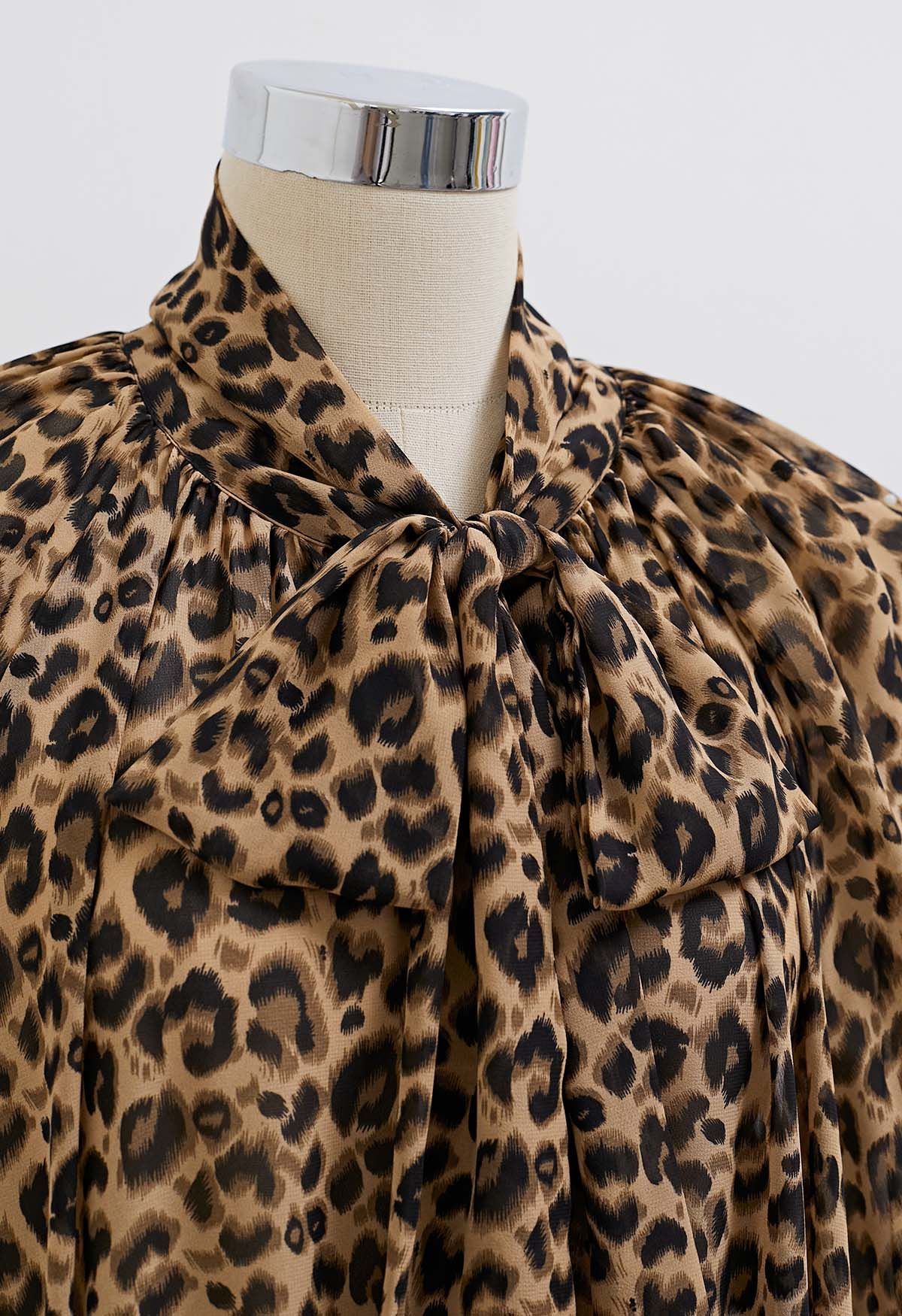 Vestido mini de gasa con escote anudado y estampado de leopardo