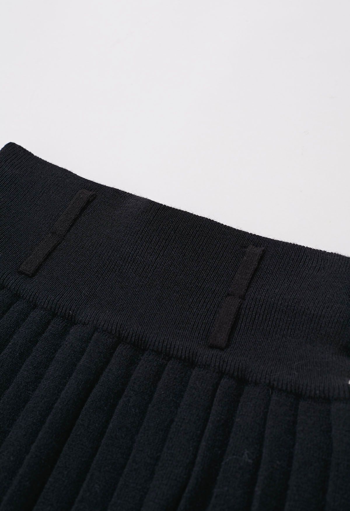 Conjunto de top de punto sin mangas con cuello en V y falda plisada en negro