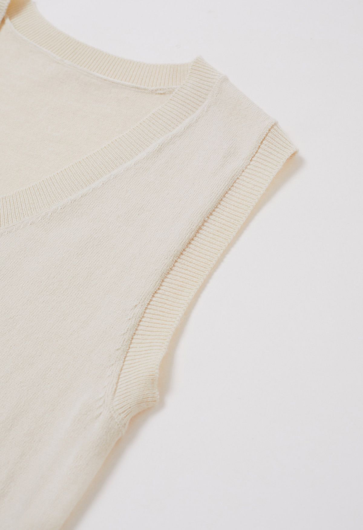Conjunto de top de punto sin mangas con cuello en V y falda plisada en color crema