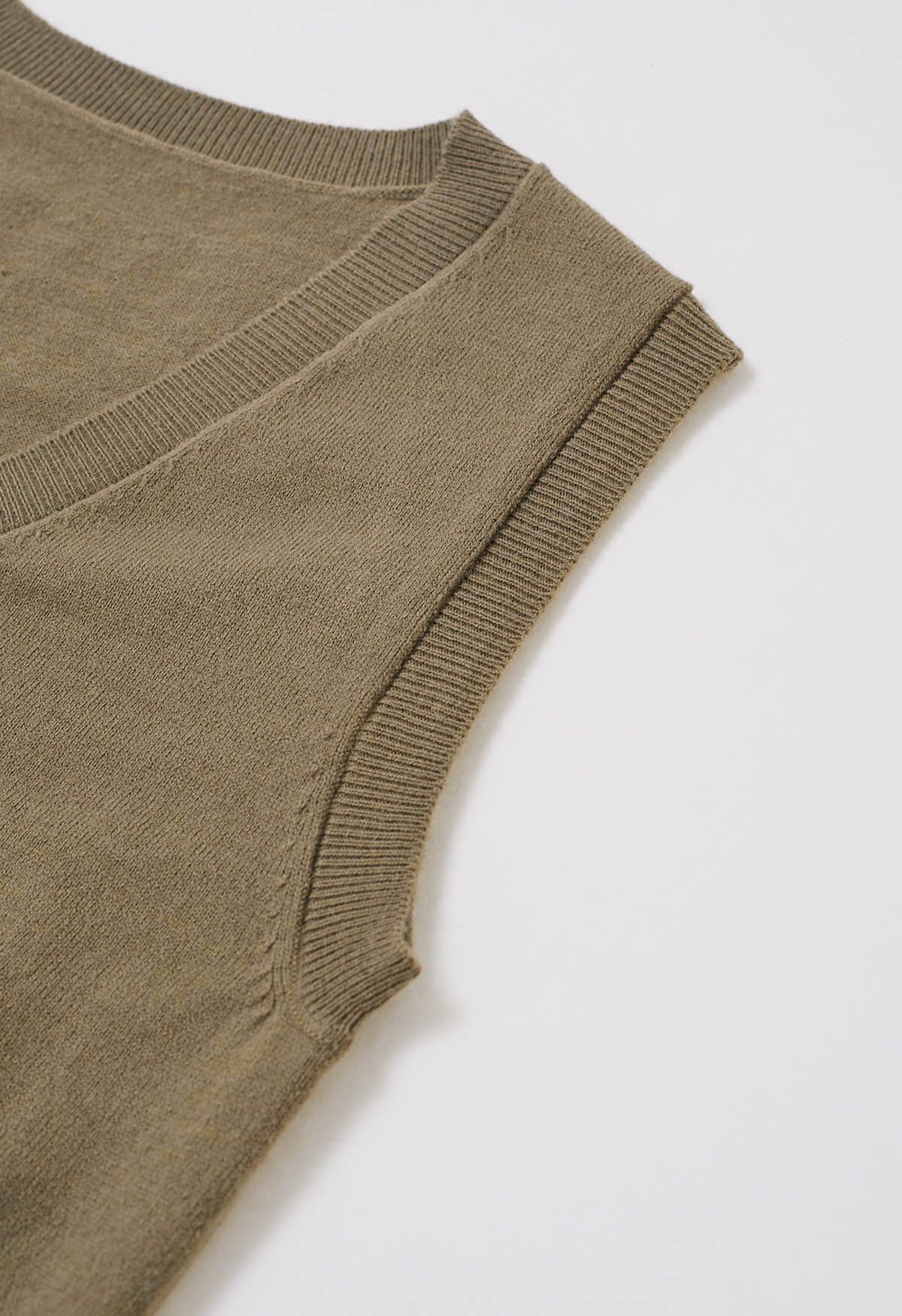 Conjunto de top de punto sin mangas con cuello en V y falda plisada en color caqui