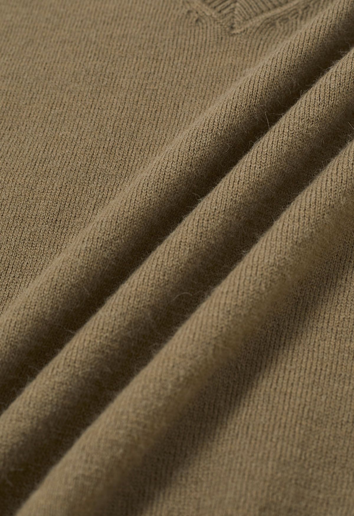Conjunto de top de punto sin mangas con cuello en V y falda plisada en color caqui