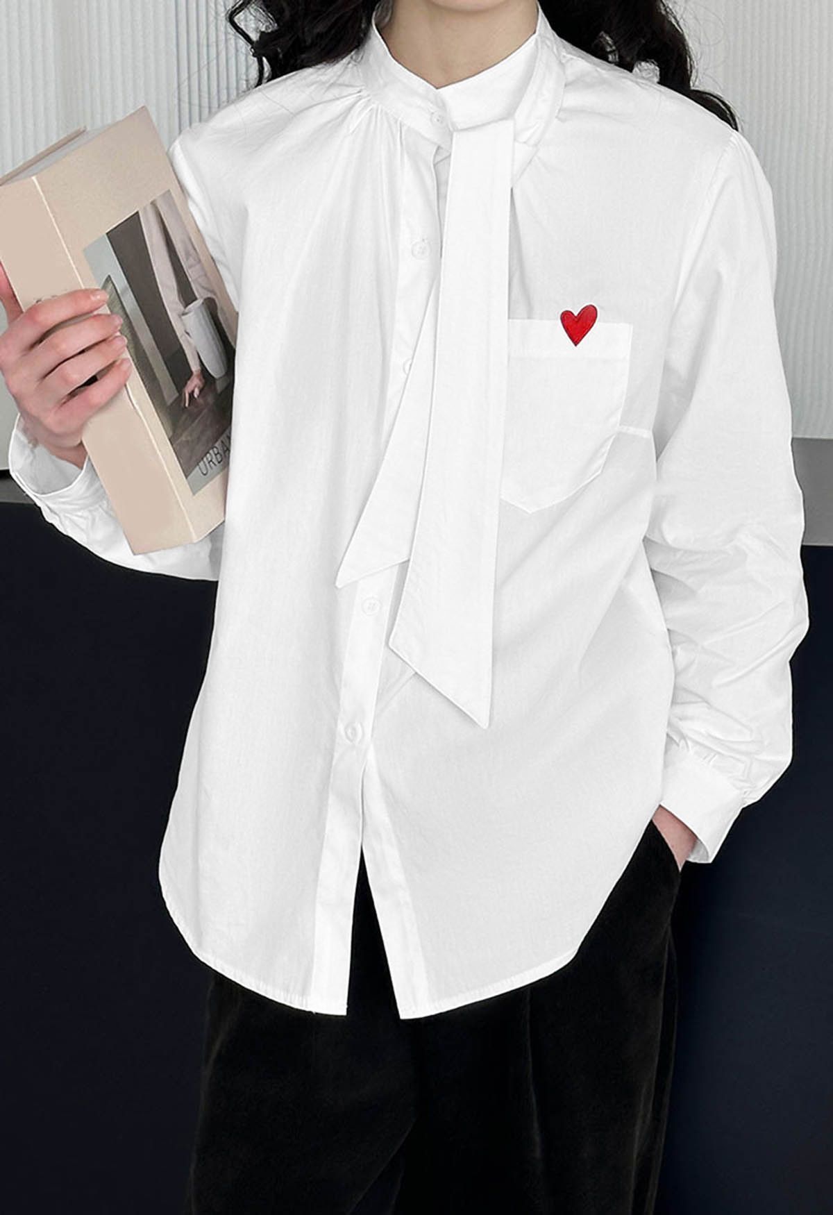 Camisa con cuello anudado y bolsillo con parche de corazón bordado