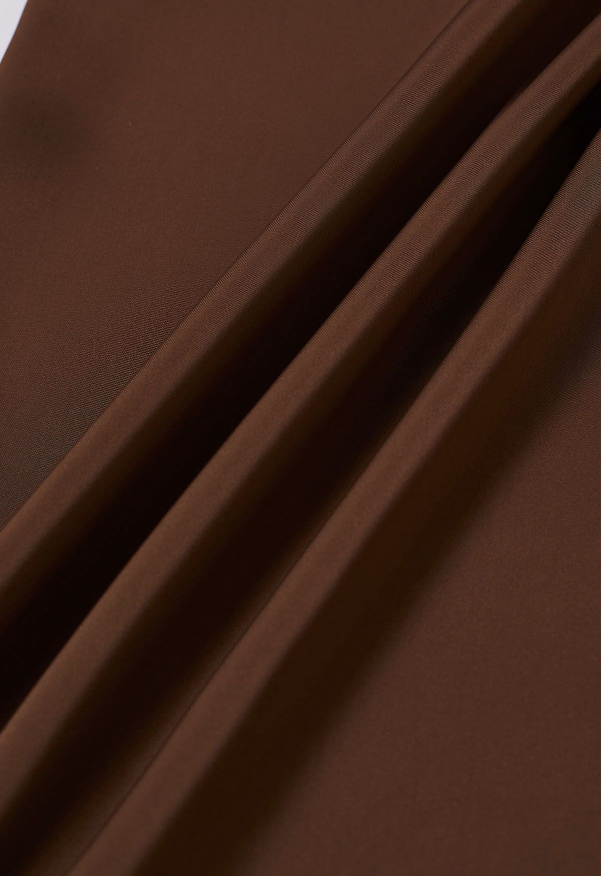 Falda larga de satén con cordón anudado en marrón