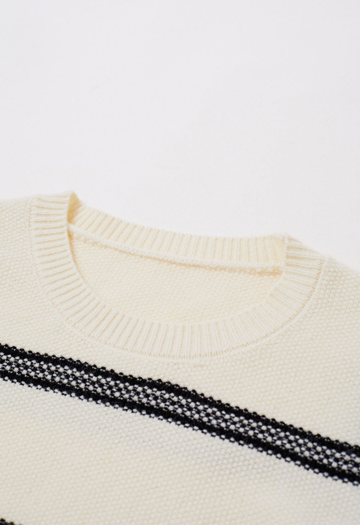 Suéter de punto a rayas con manga vaquera en color crema
