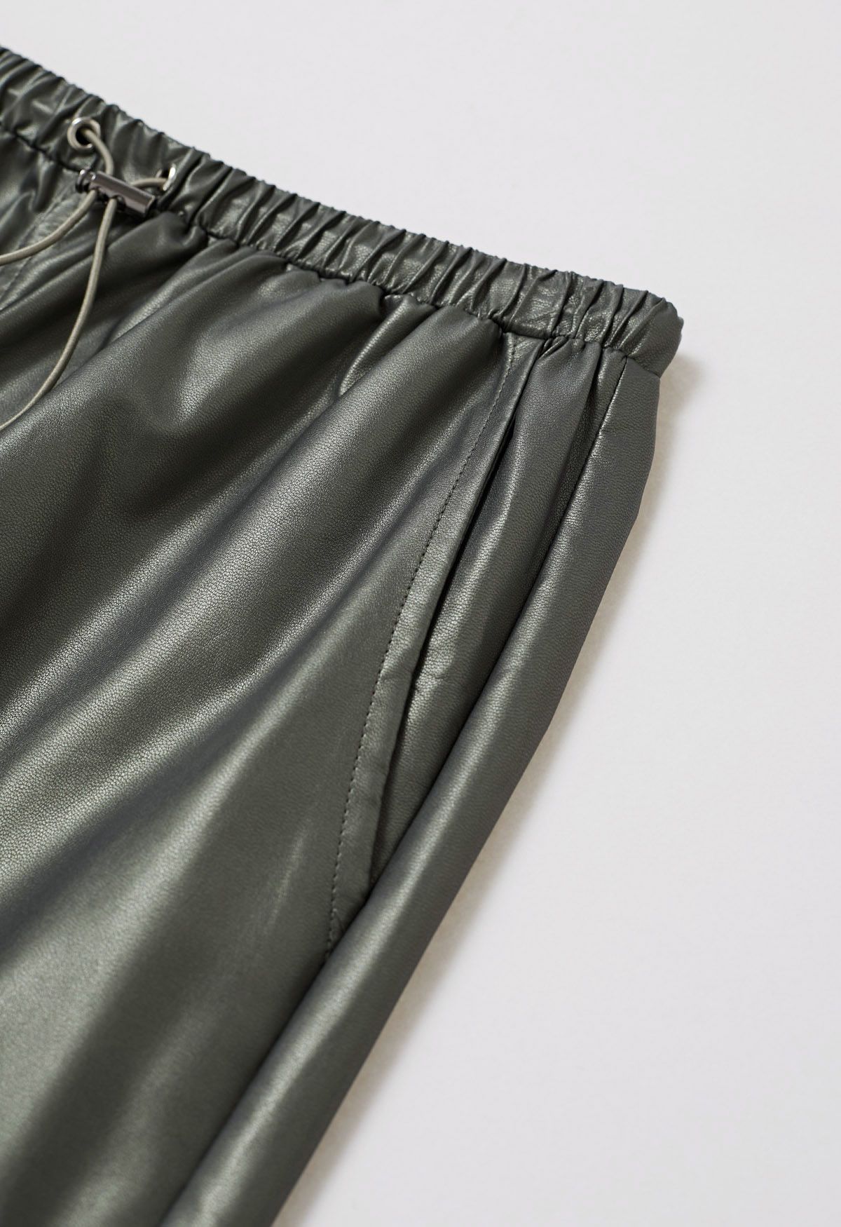 Falda larga estilo cargo de piel sintética en color salvia