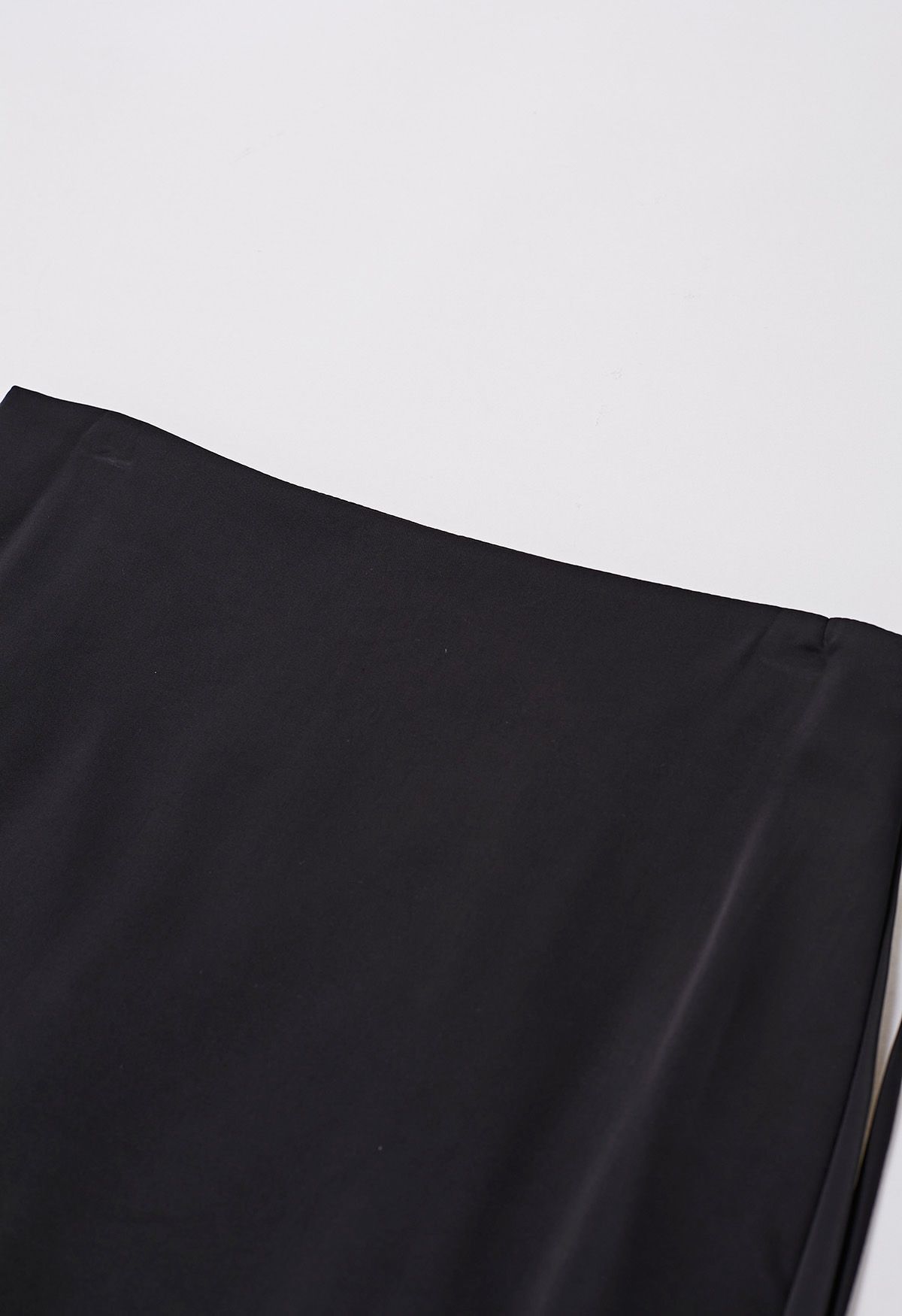 Falda larga de satén con cordón anudado en negro