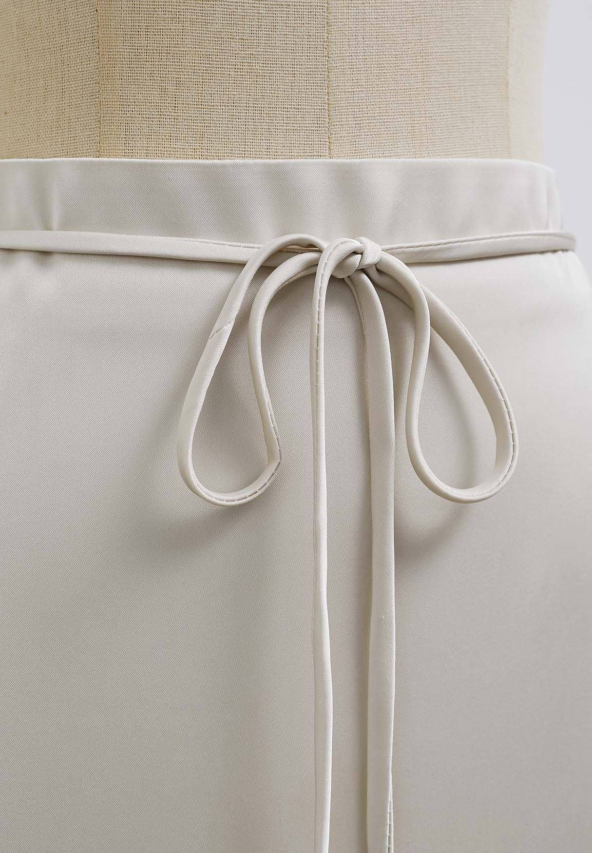 Falda larga de satén con cordón anudado en marfil