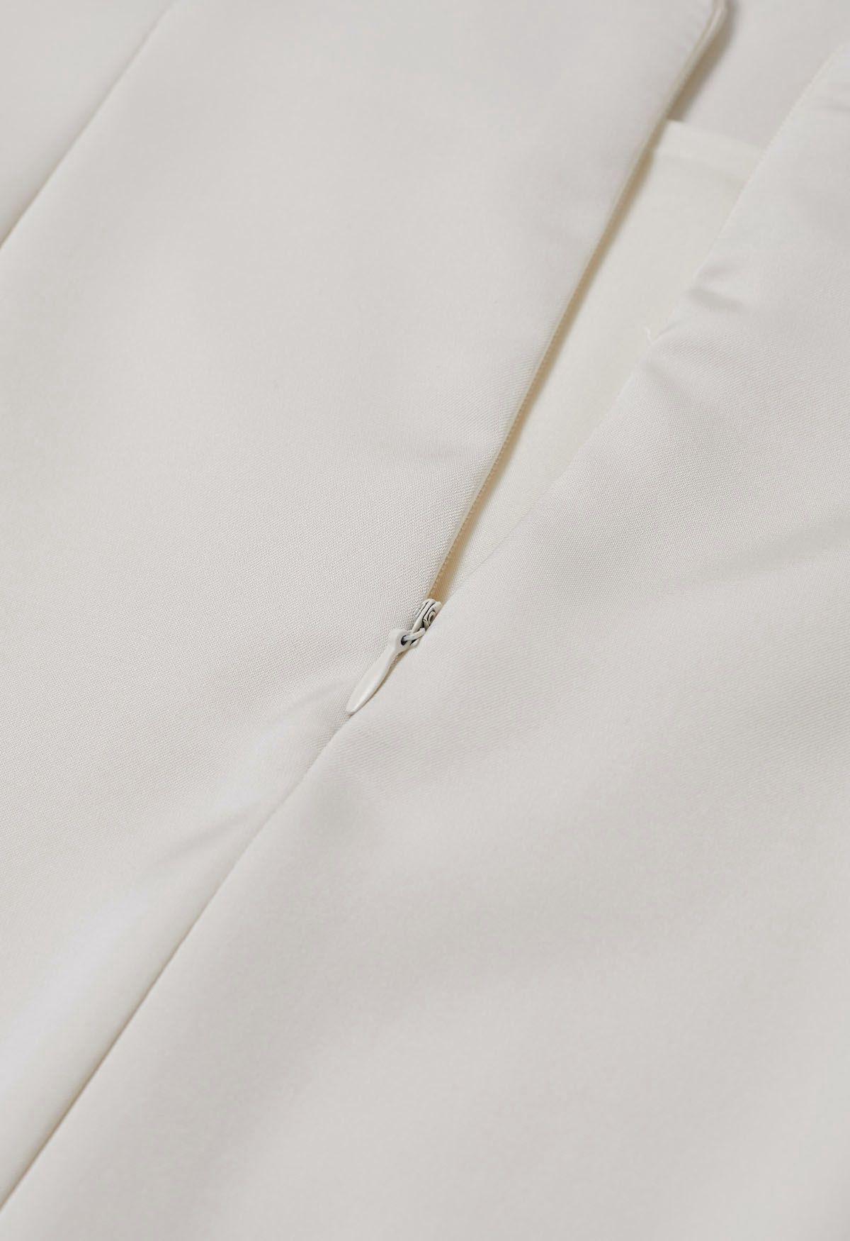 Falda larga de satén con cordón anudado en marfil